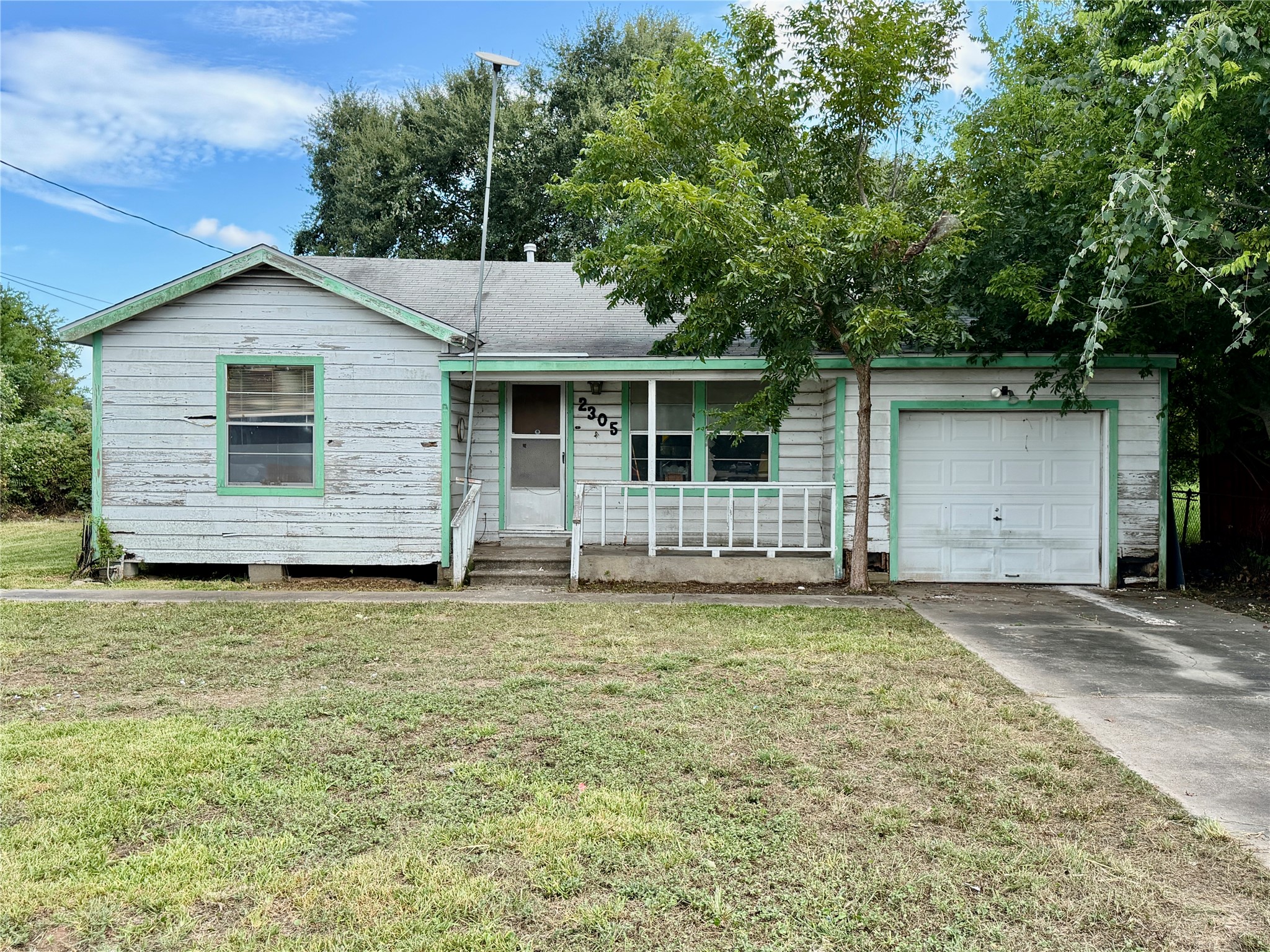 2305 Main Street Property Photo 1