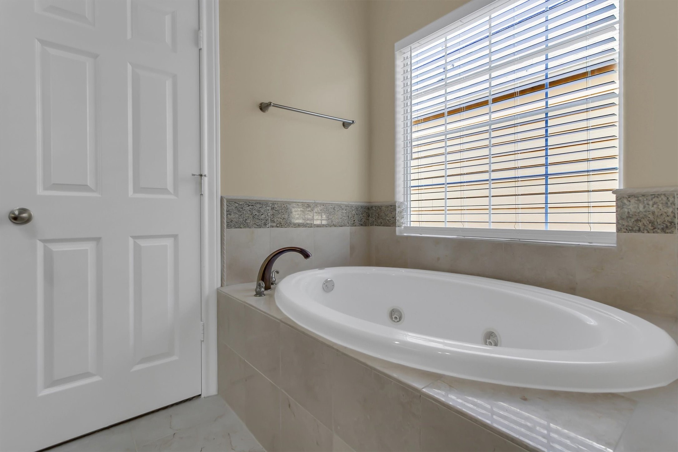 9006 Lakes At 610 Drive Property Photo 18