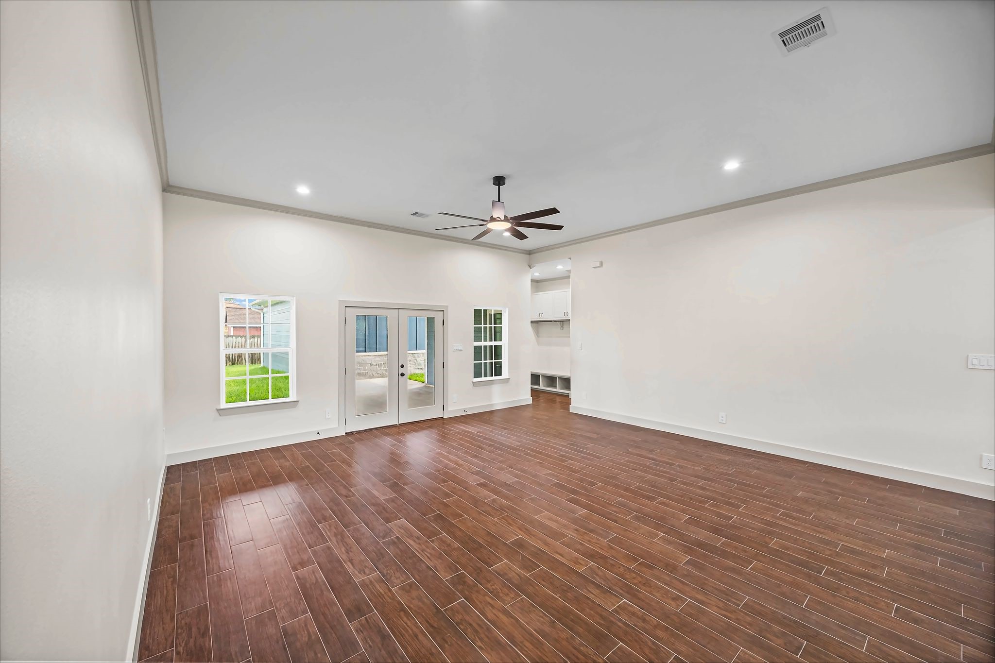 5300 Hemlock Drive Property Photo 5