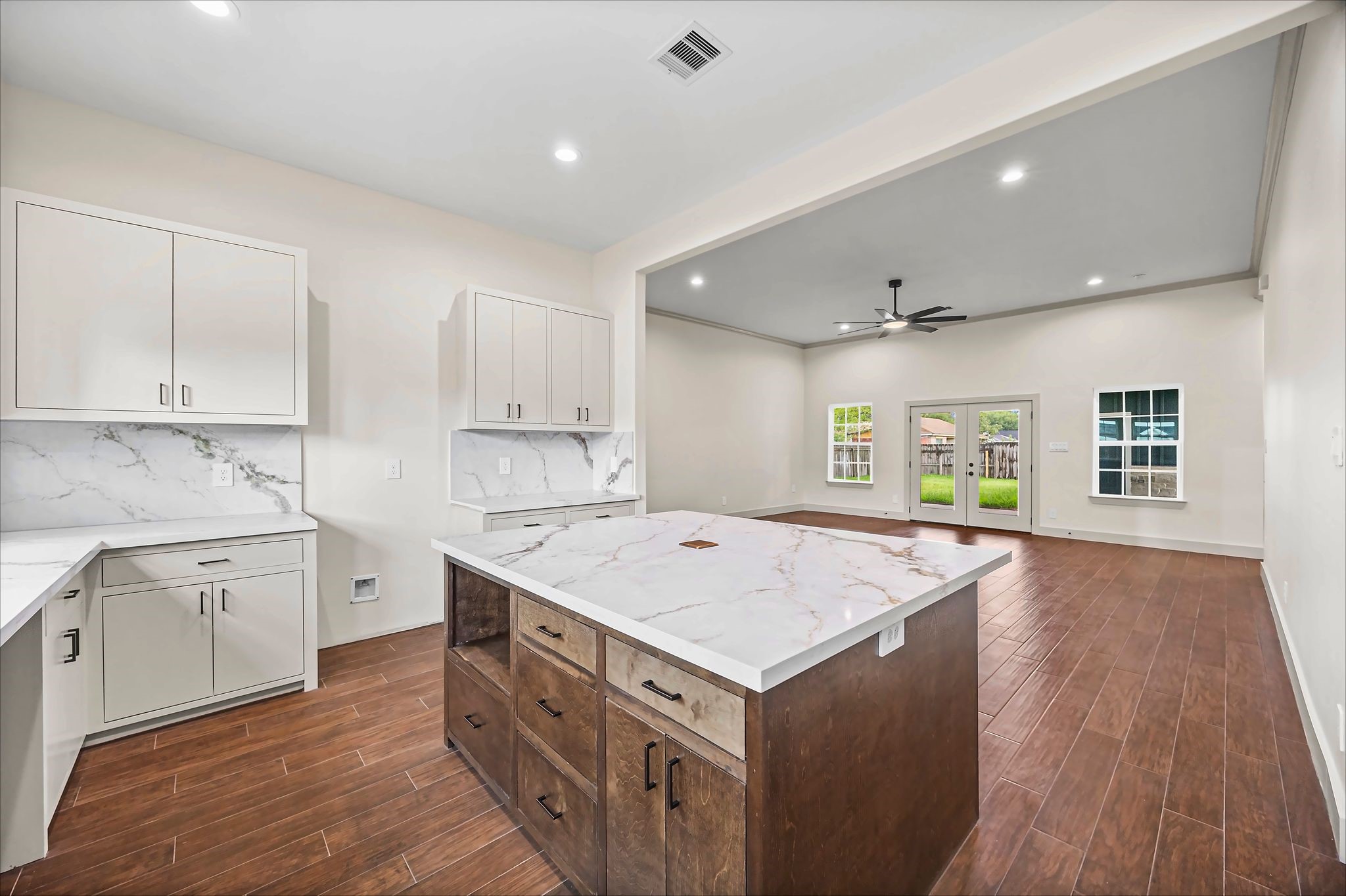 5300 Hemlock Drive Property Photo 8