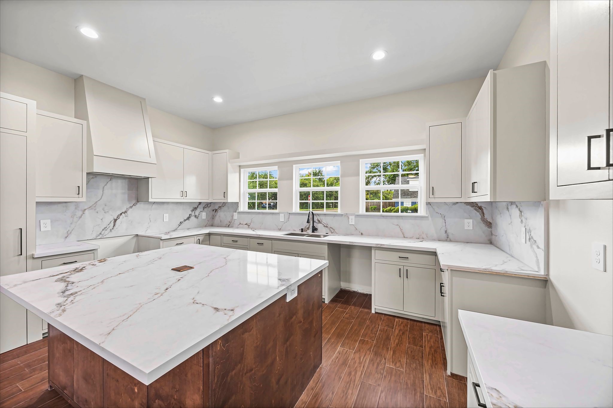 5300 Hemlock Drive Property Photo 11