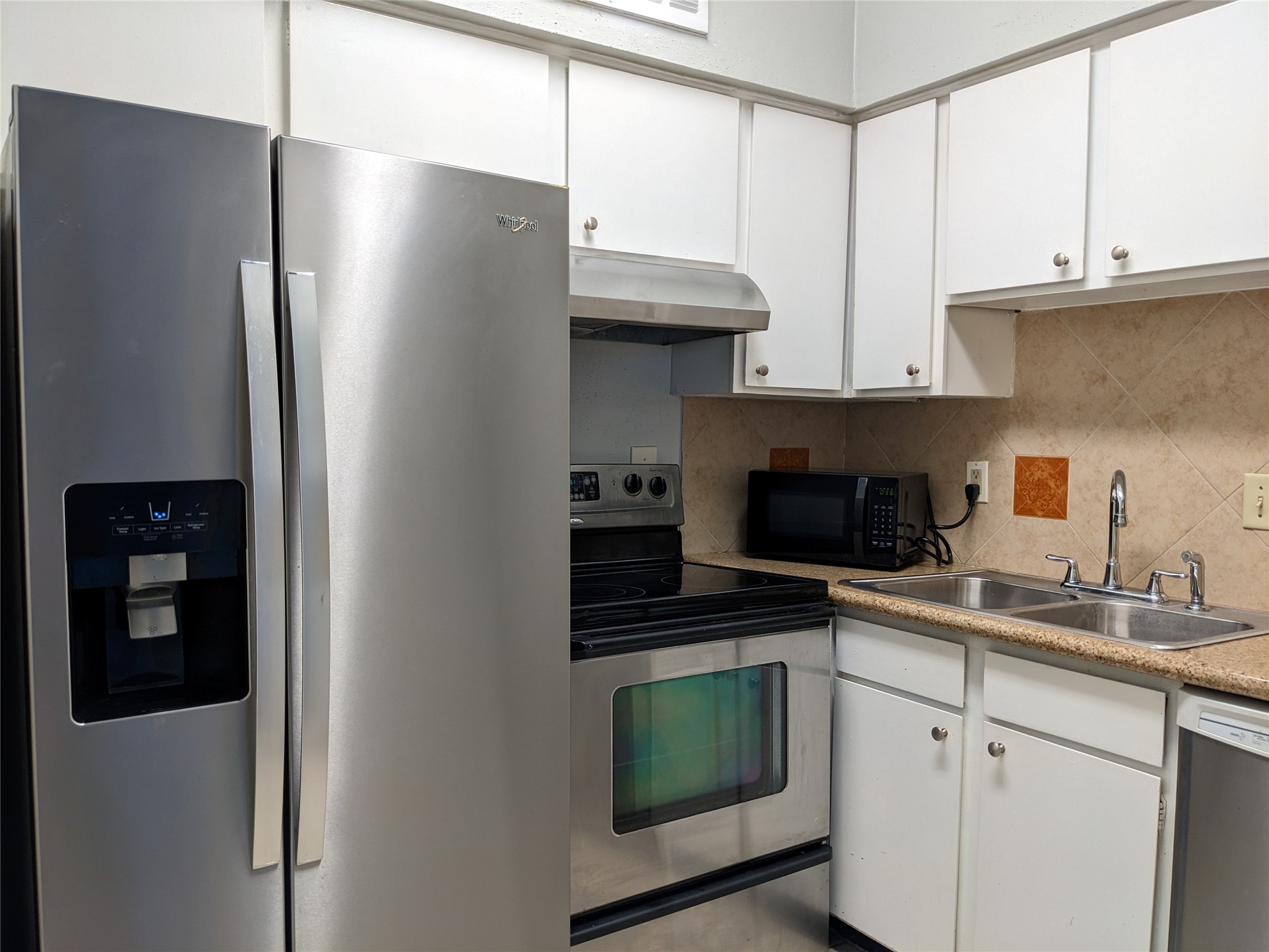 2100 Tanglewilde Street 241 Property Photo 6