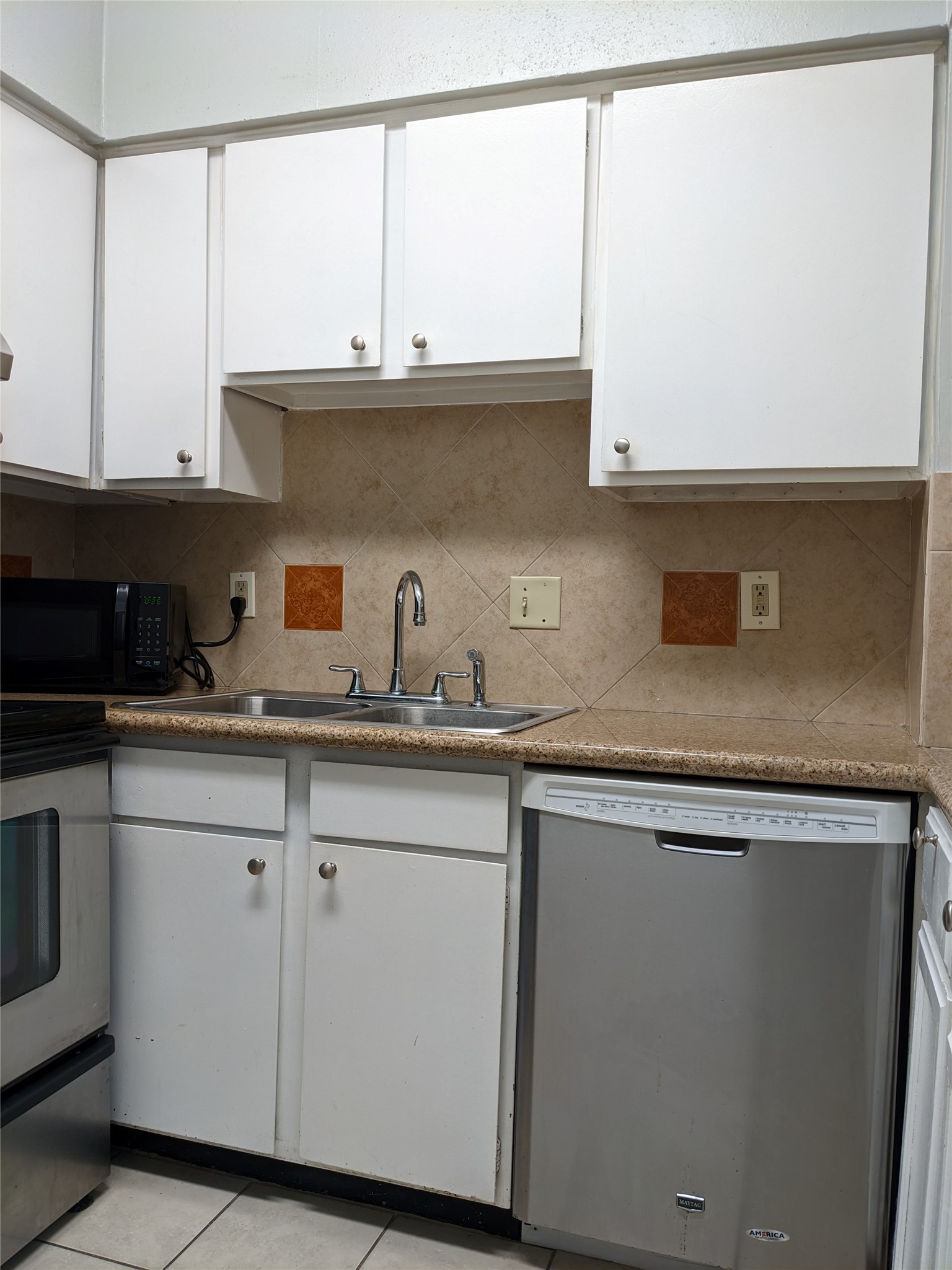 2100 Tanglewilde Street 241 Property Photo 7
