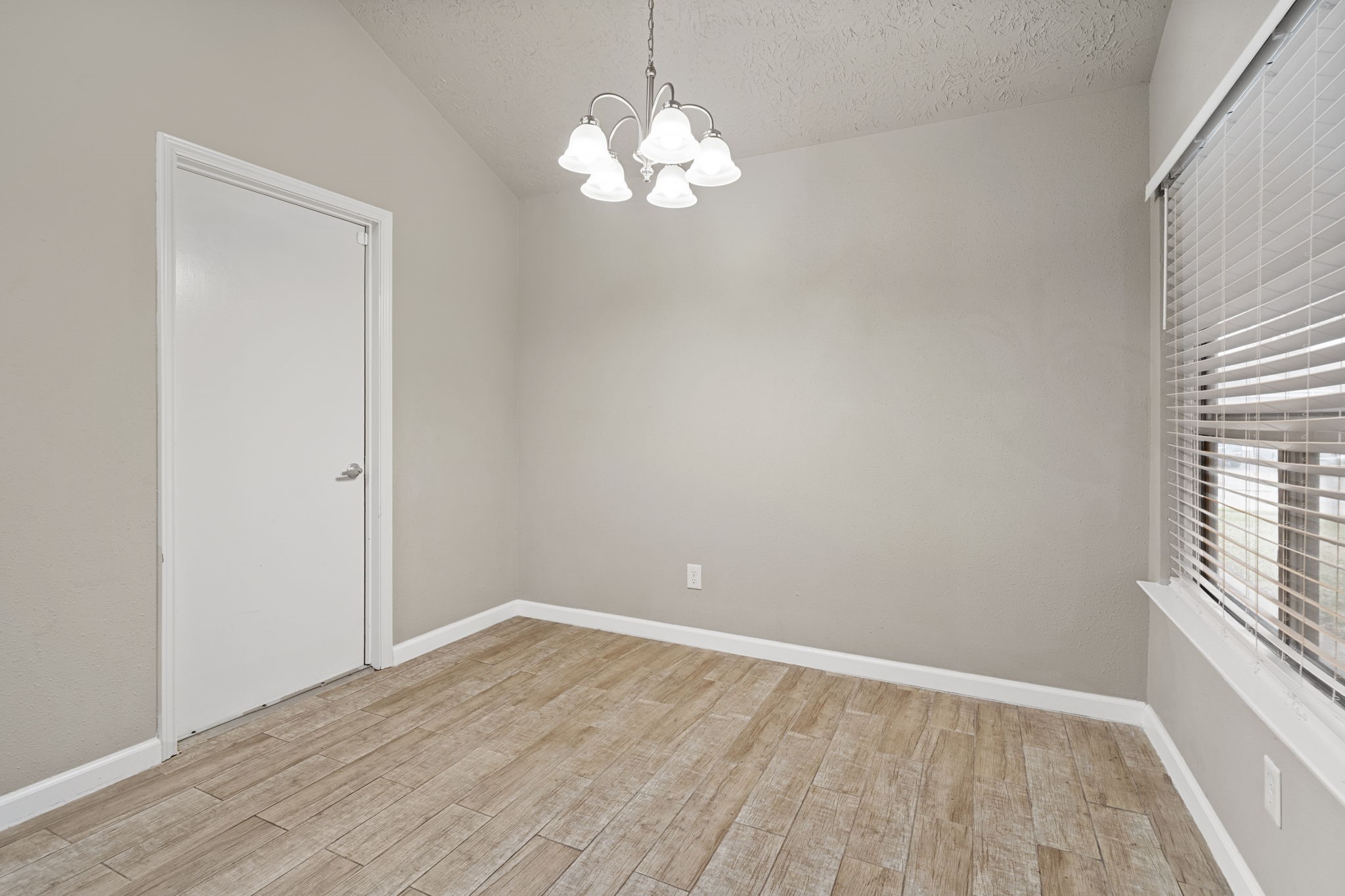 2502 Planters Row Property Photo 11
