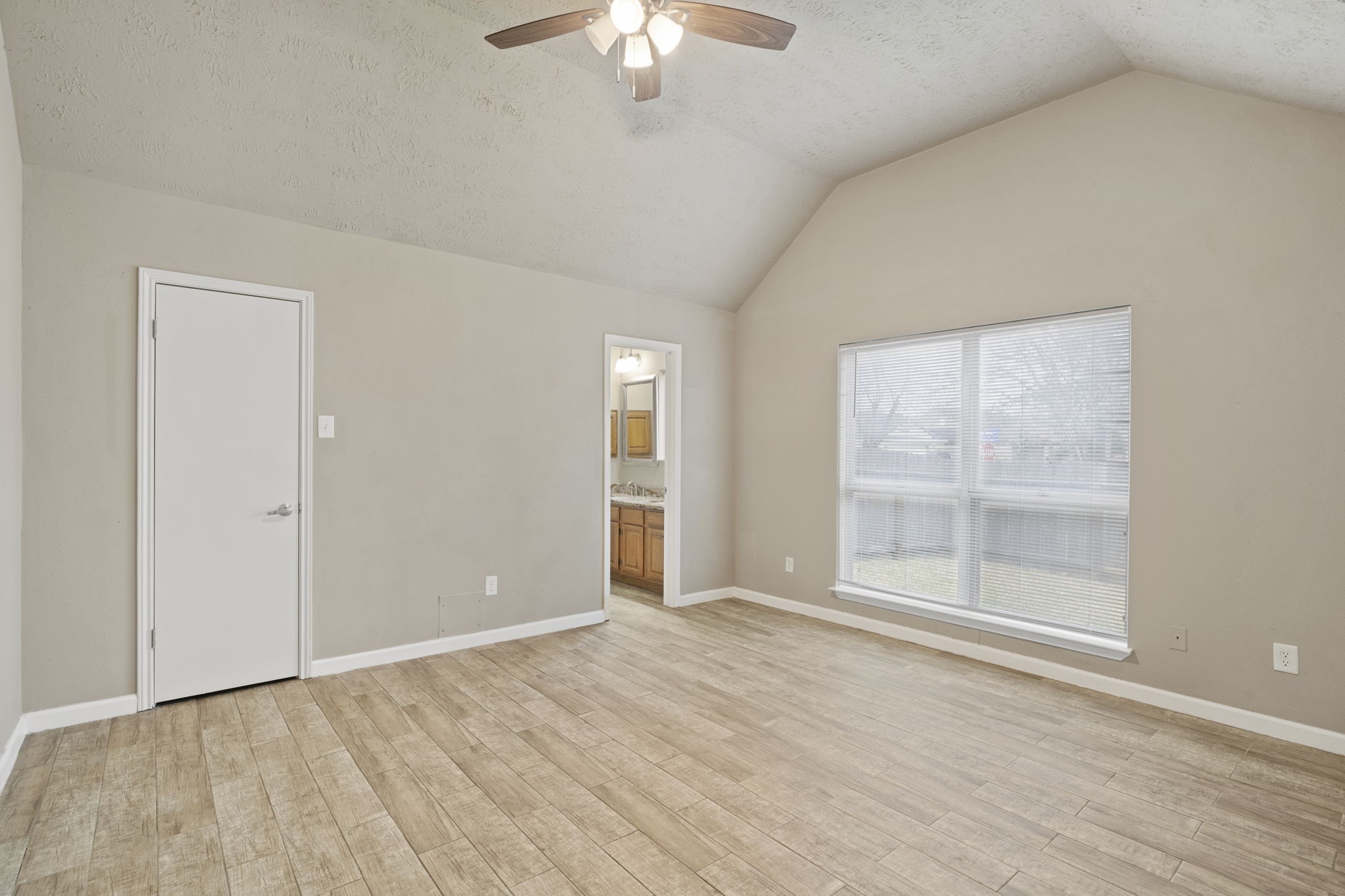 2502 Planters Row Property Photo 14