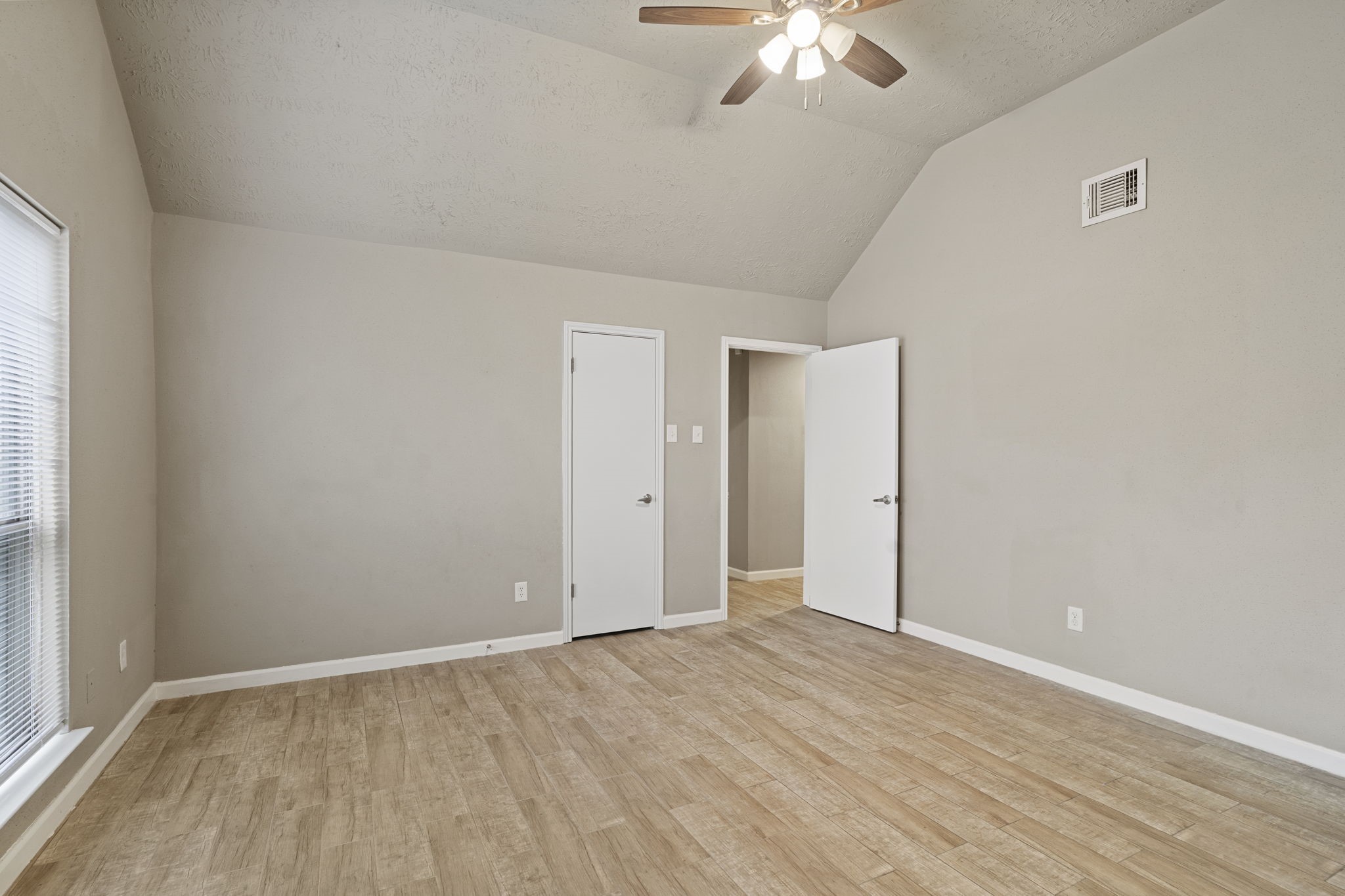 2502 Planters Row Property Photo 18