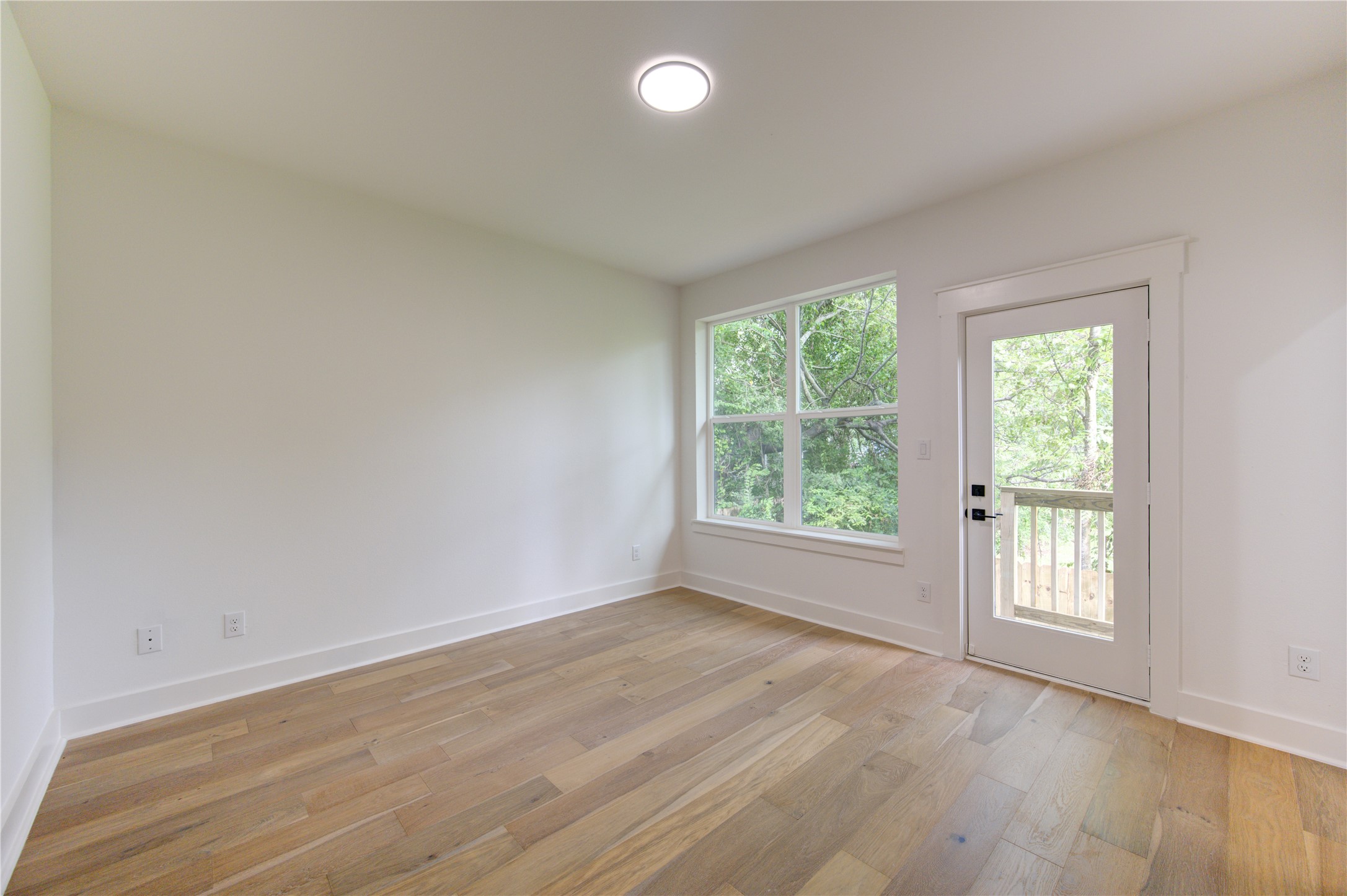 933 E 40 1/2 St Street Property Photo 4