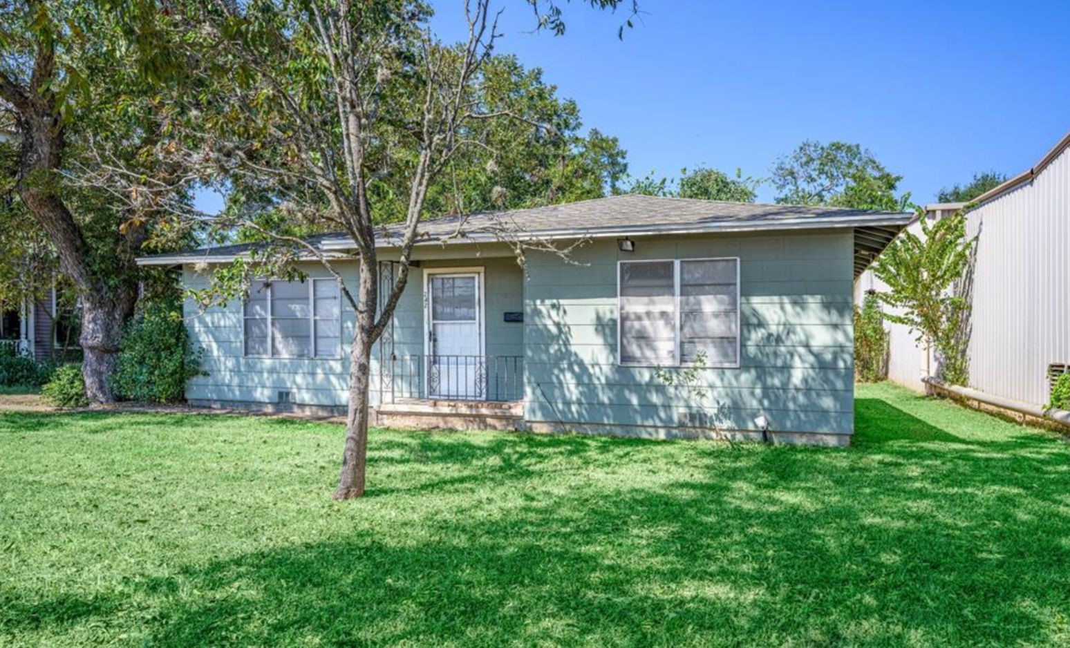 242 W Fannin Property Photo 2
