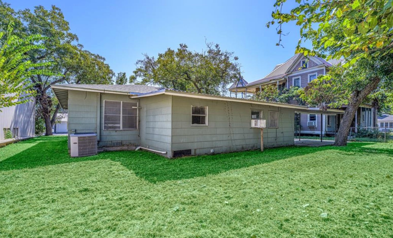 242 W Fannin Property Photo 3