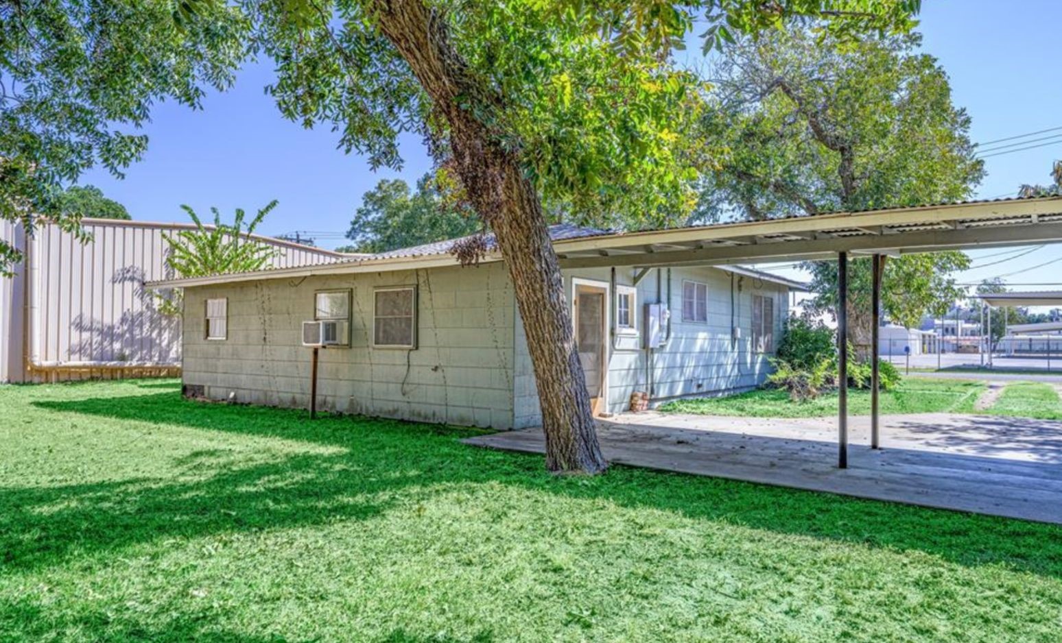 242 W Fannin Property Photo 4