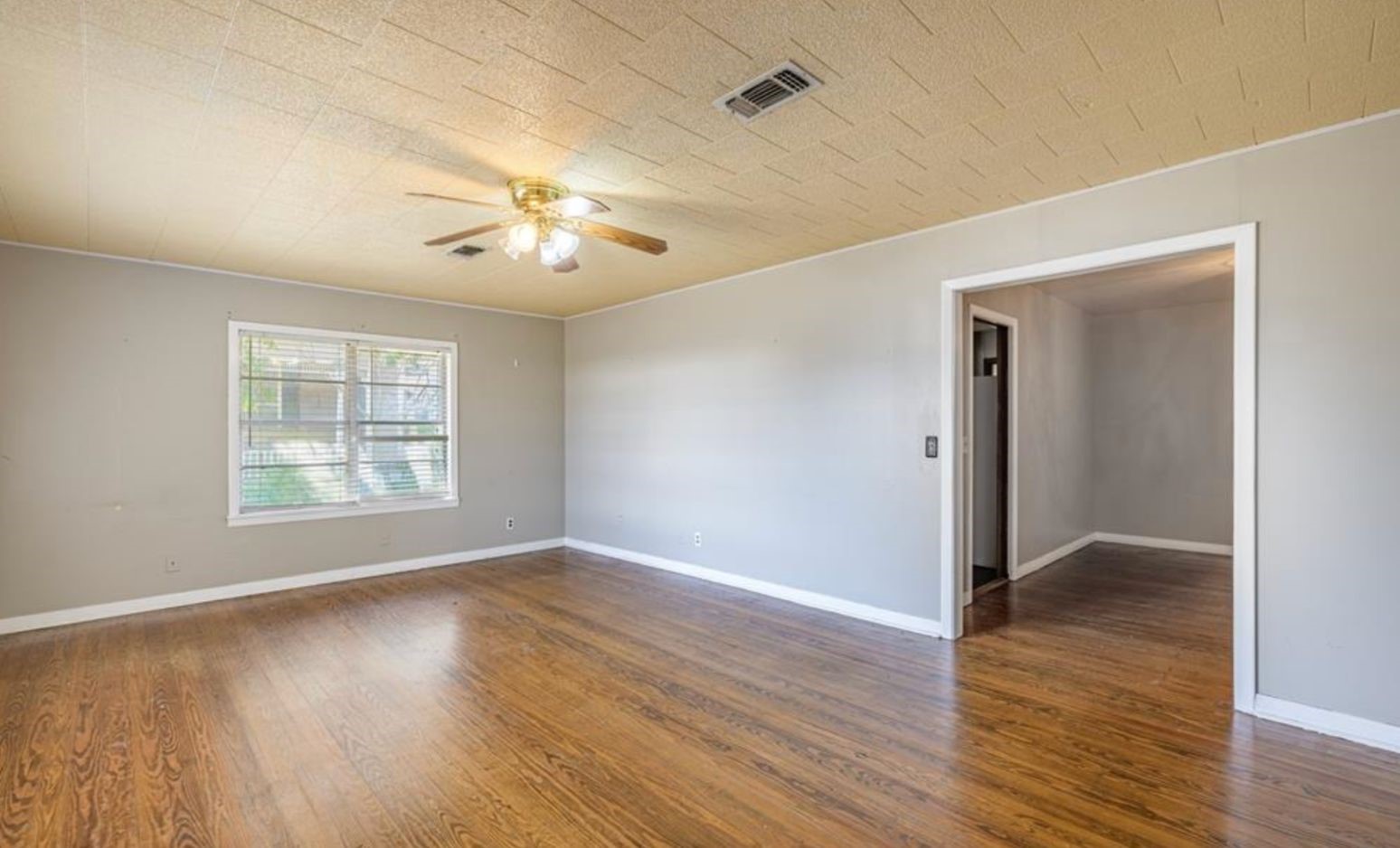 242 W Fannin Property Photo 5