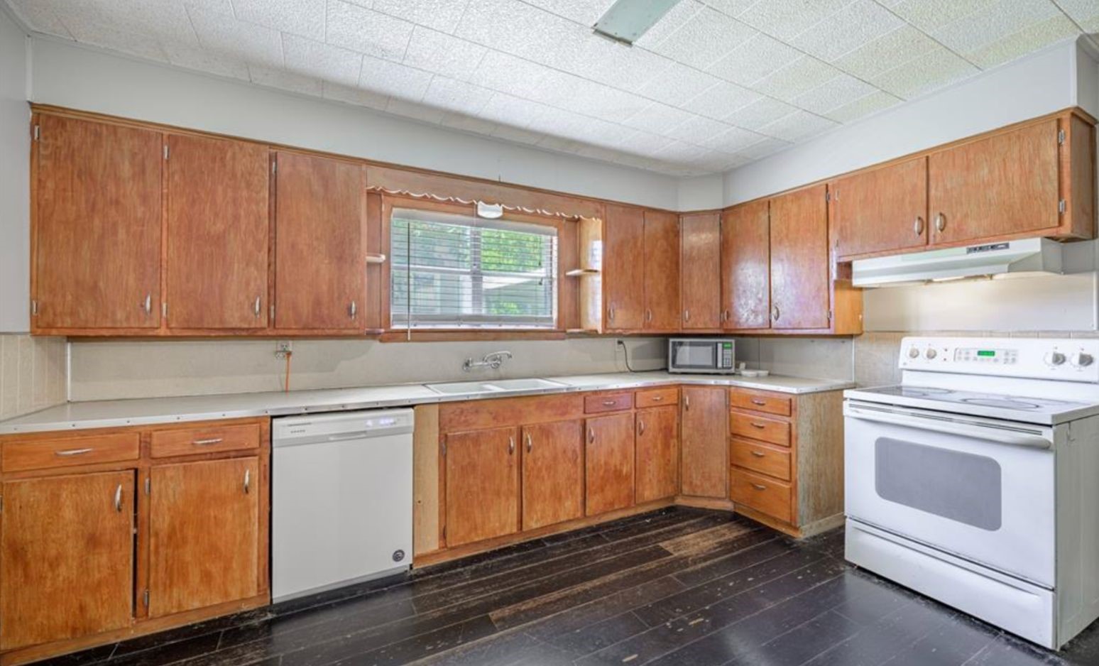 242 W Fannin Property Photo 7