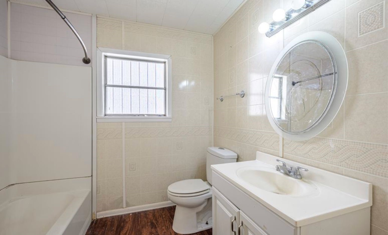 242 W Fannin Property Photo 10