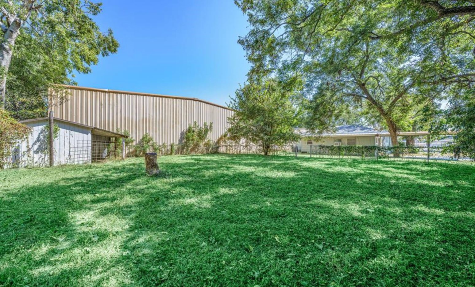 242 W Fannin Property Photo 13