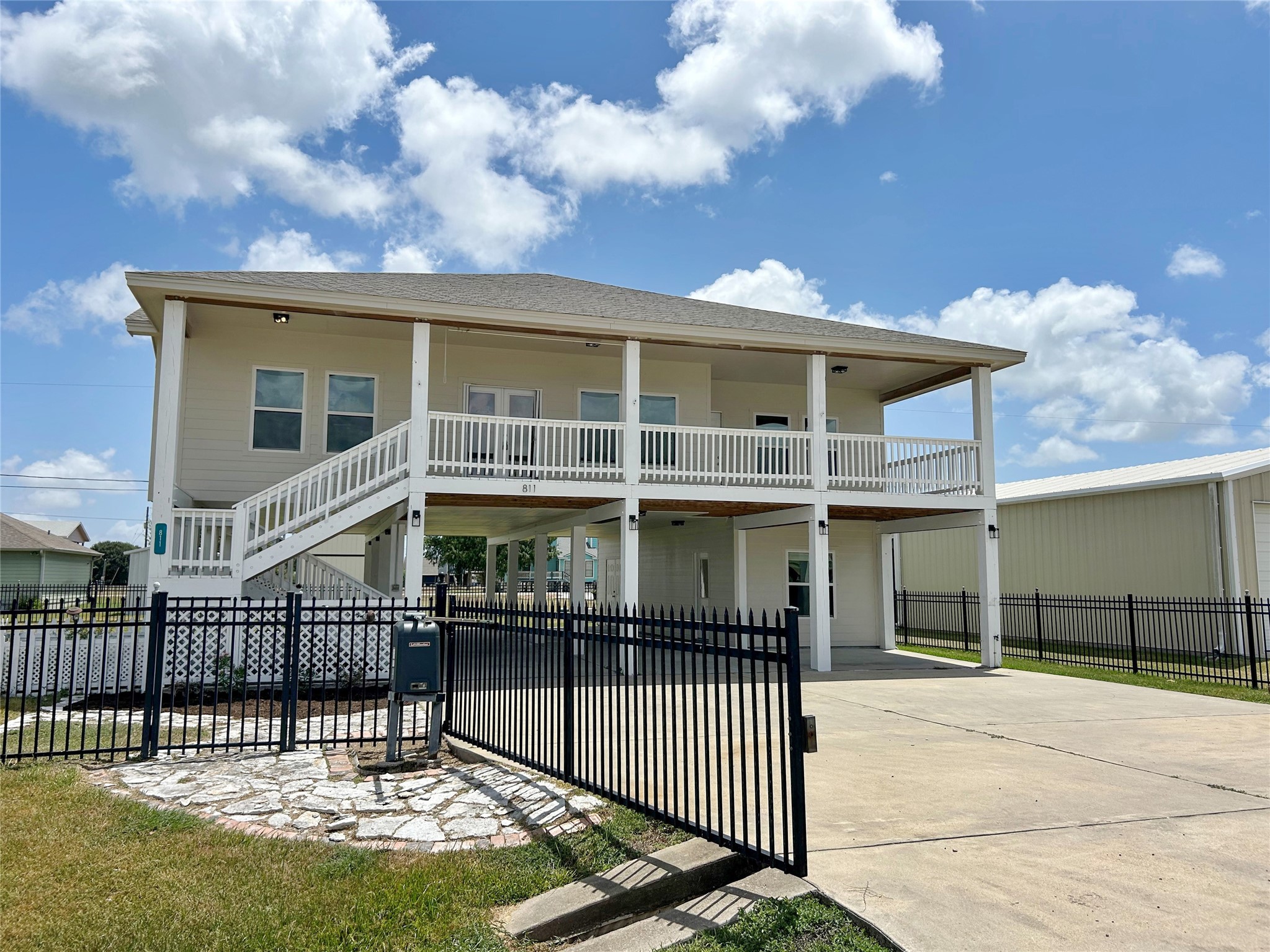 811 W Bayshore Drive Property Photo 1