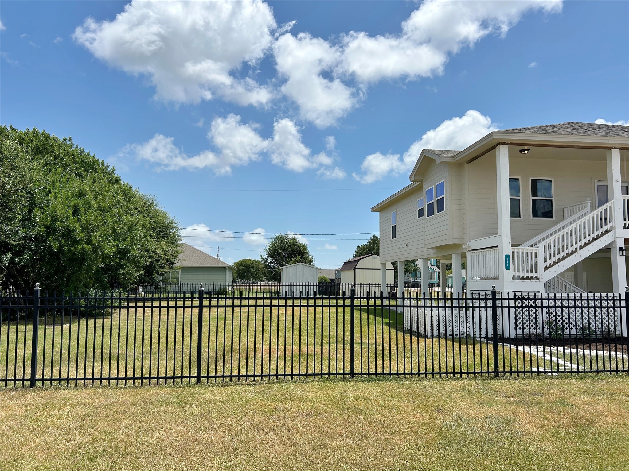 811 W Bayshore Drive Property Photo 2