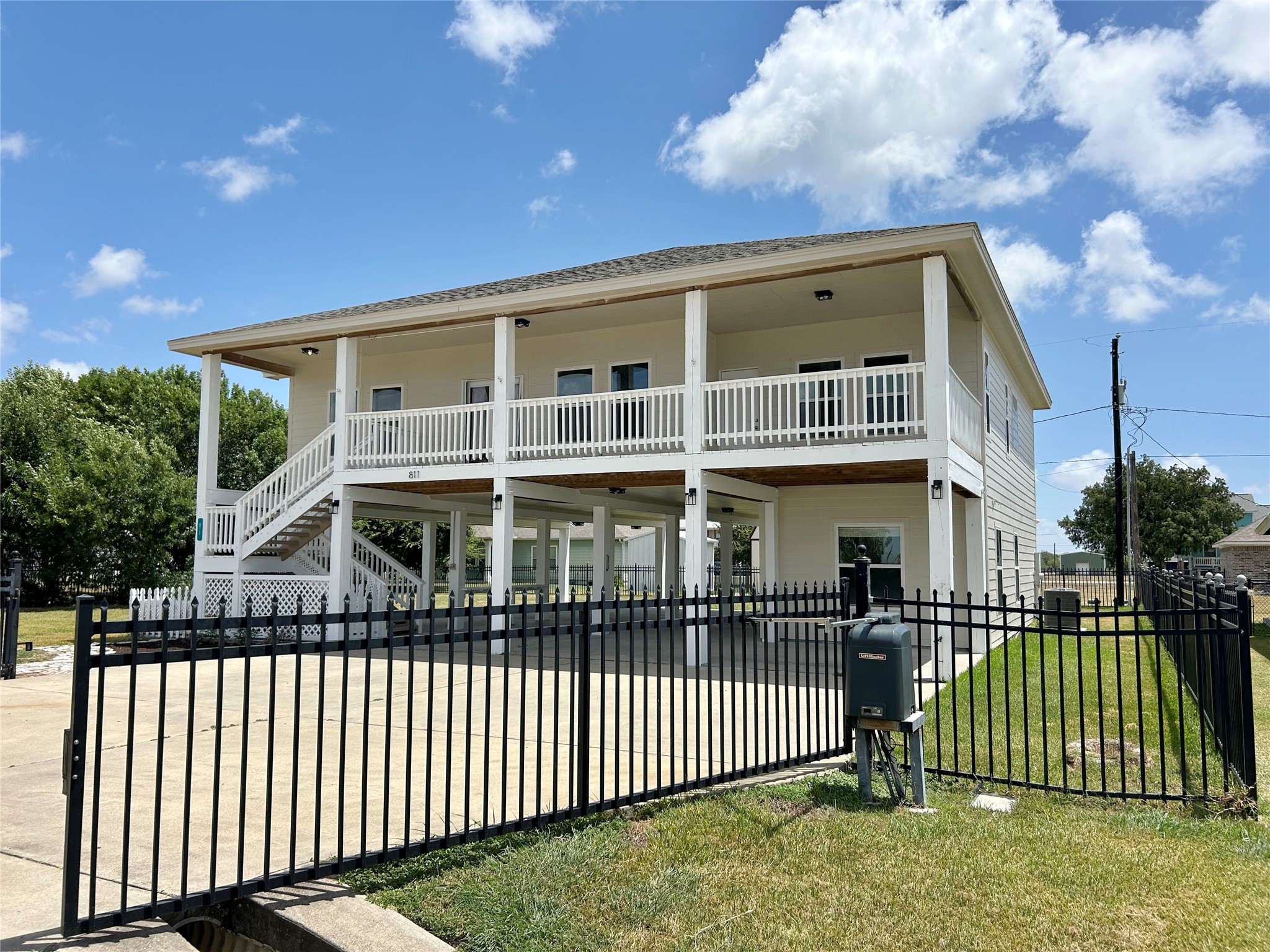 811 W Bayshore Drive Property Photo 3