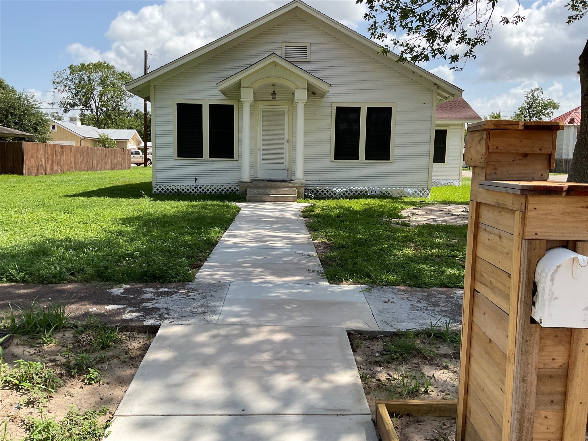 302 W French Street Property Photo 1