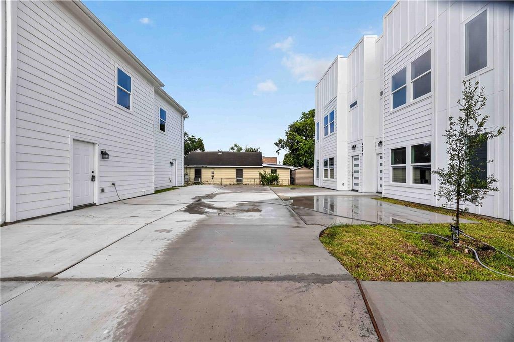 4357 Elmwood Street C Property Photo 1