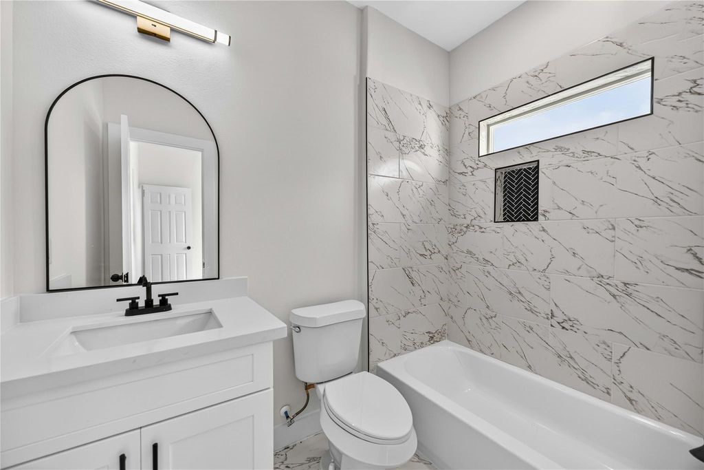 4357 Elmwood Street C Property Photo 11