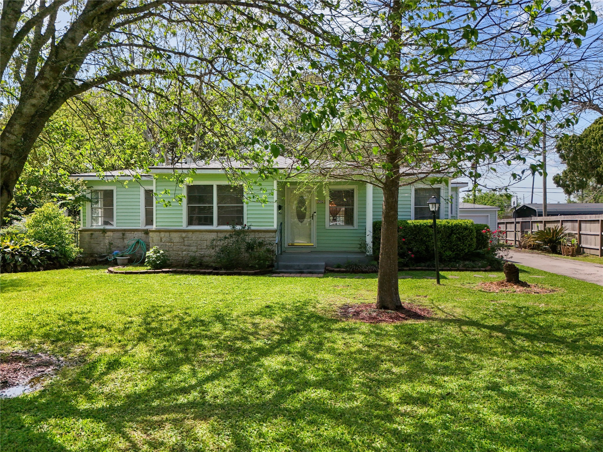 1702 W Houston Dr Property Photo