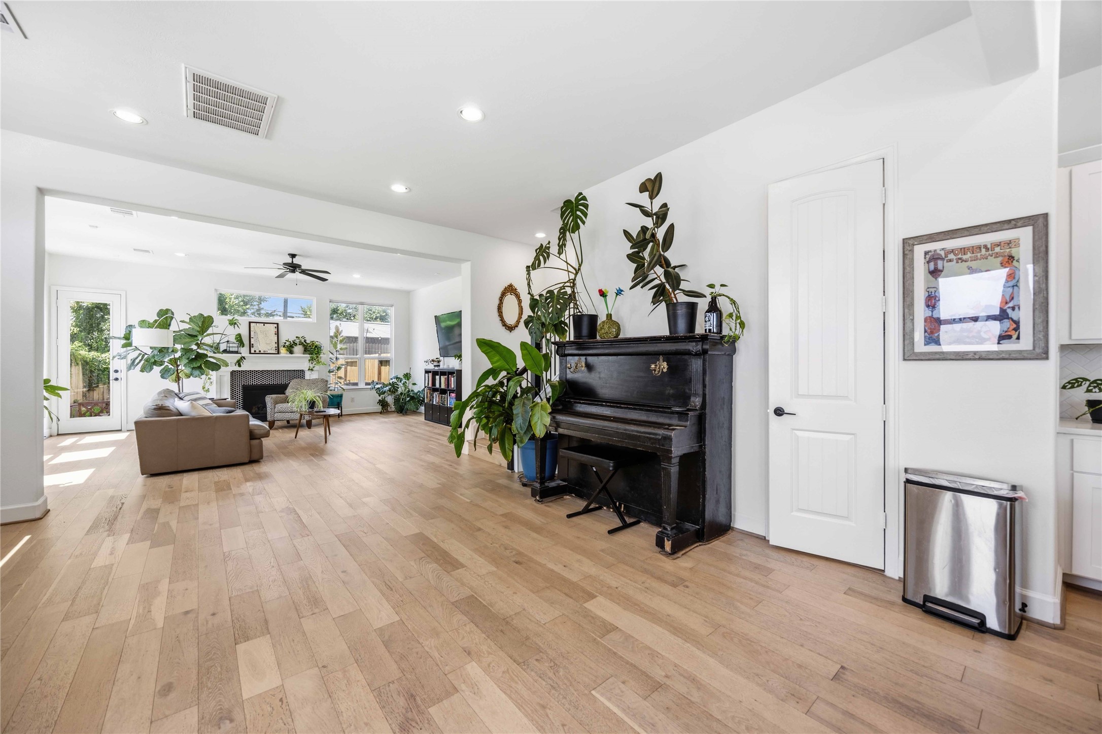 723 W 16th Street Property Photo 5