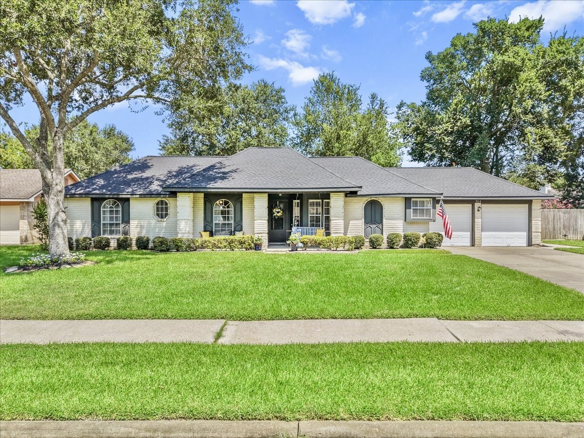 904 Sandringham Drive Property Photo 1