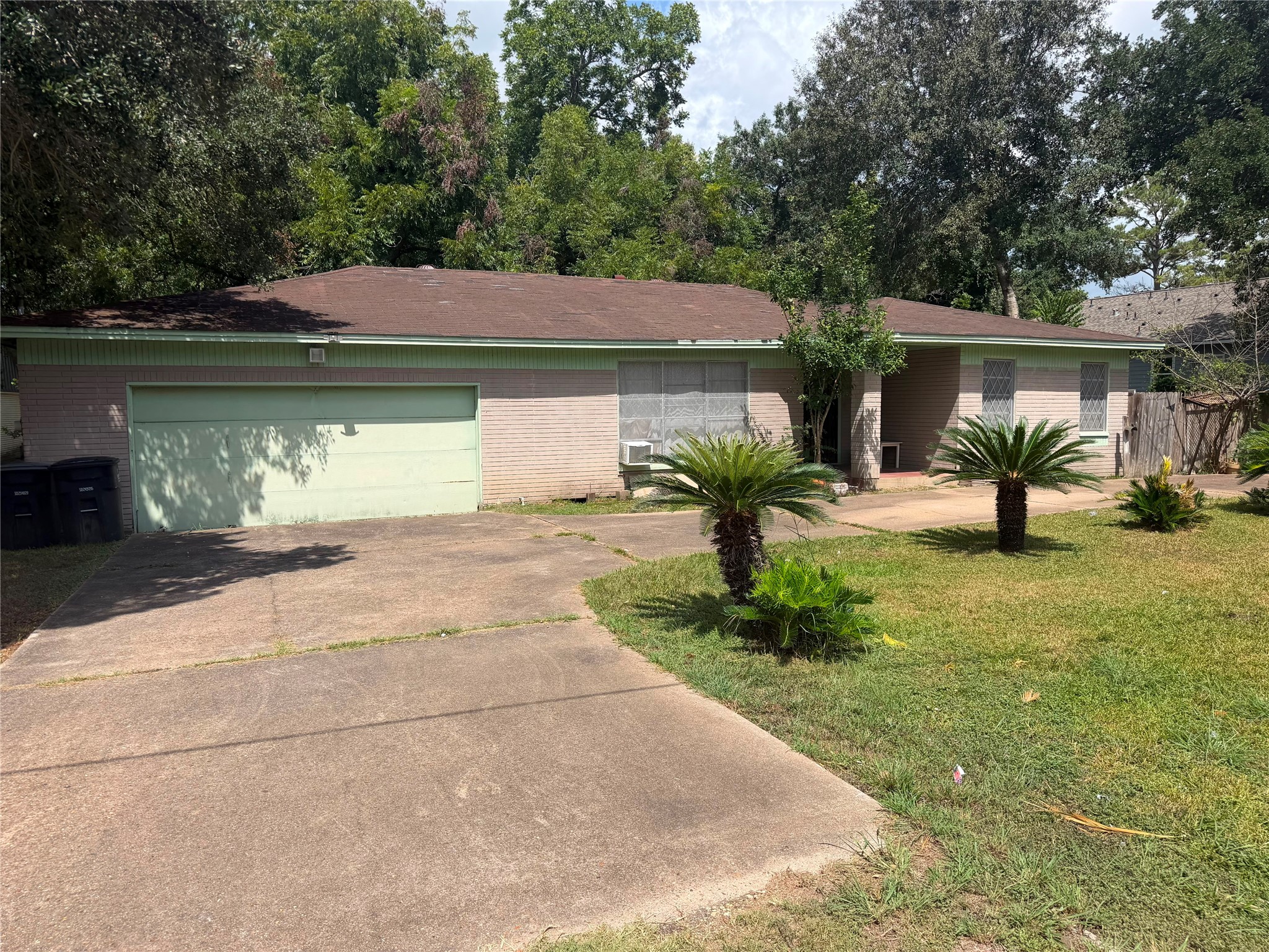 1714 W Sealy Street Property Photo 1