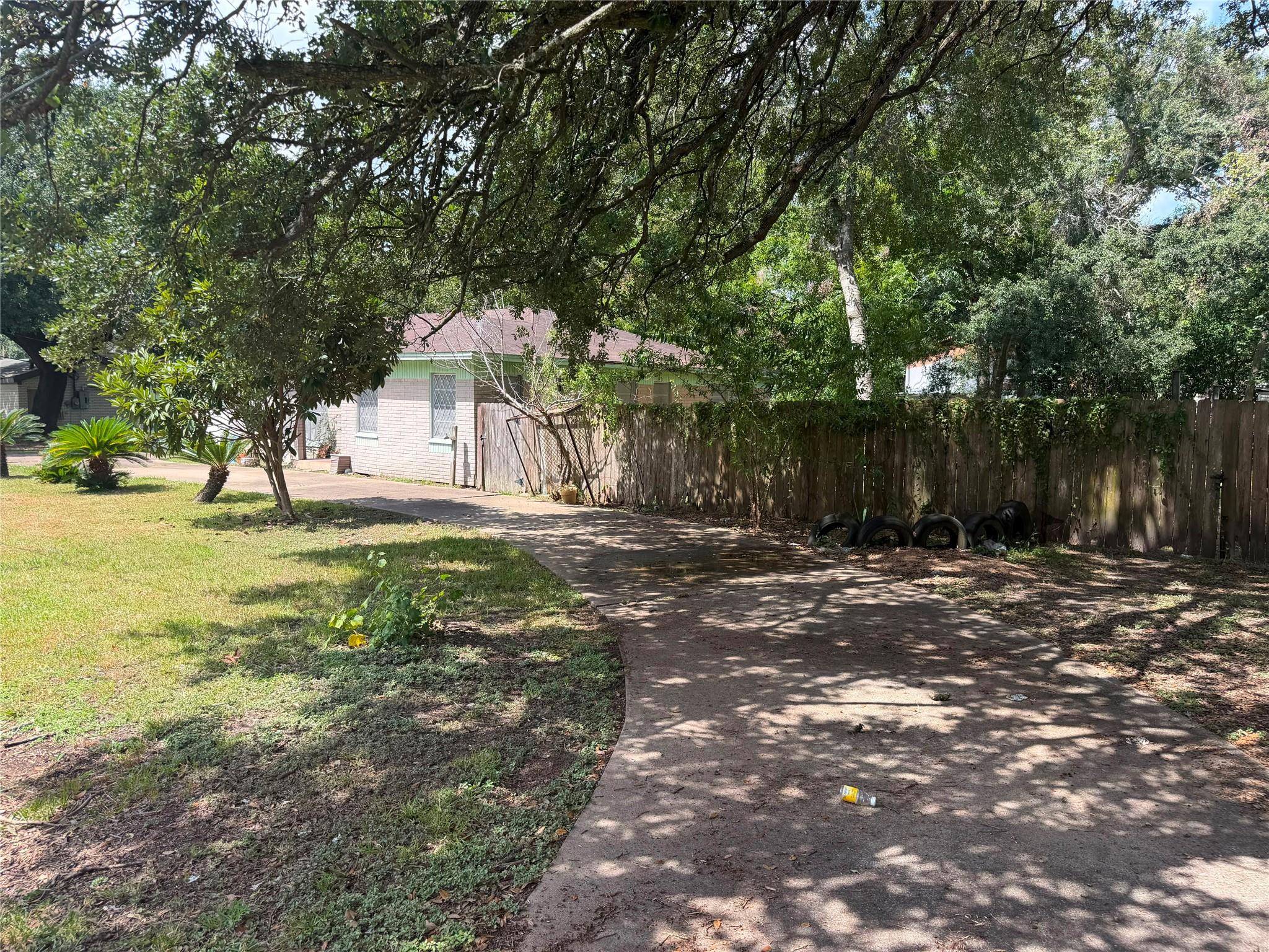 1714 W Sealy Street Property Photo 2