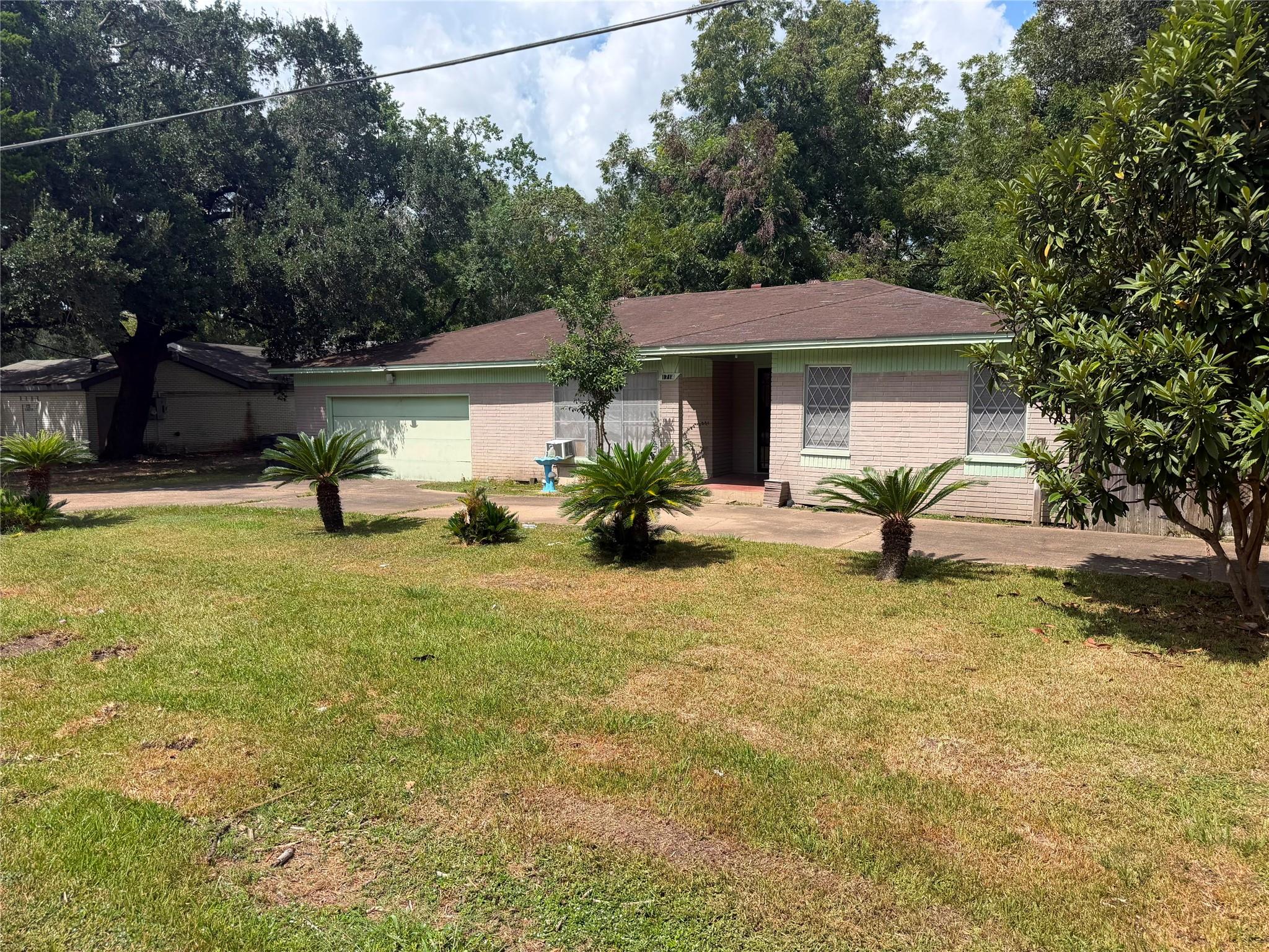 1714 W Sealy Street Property Photo 3