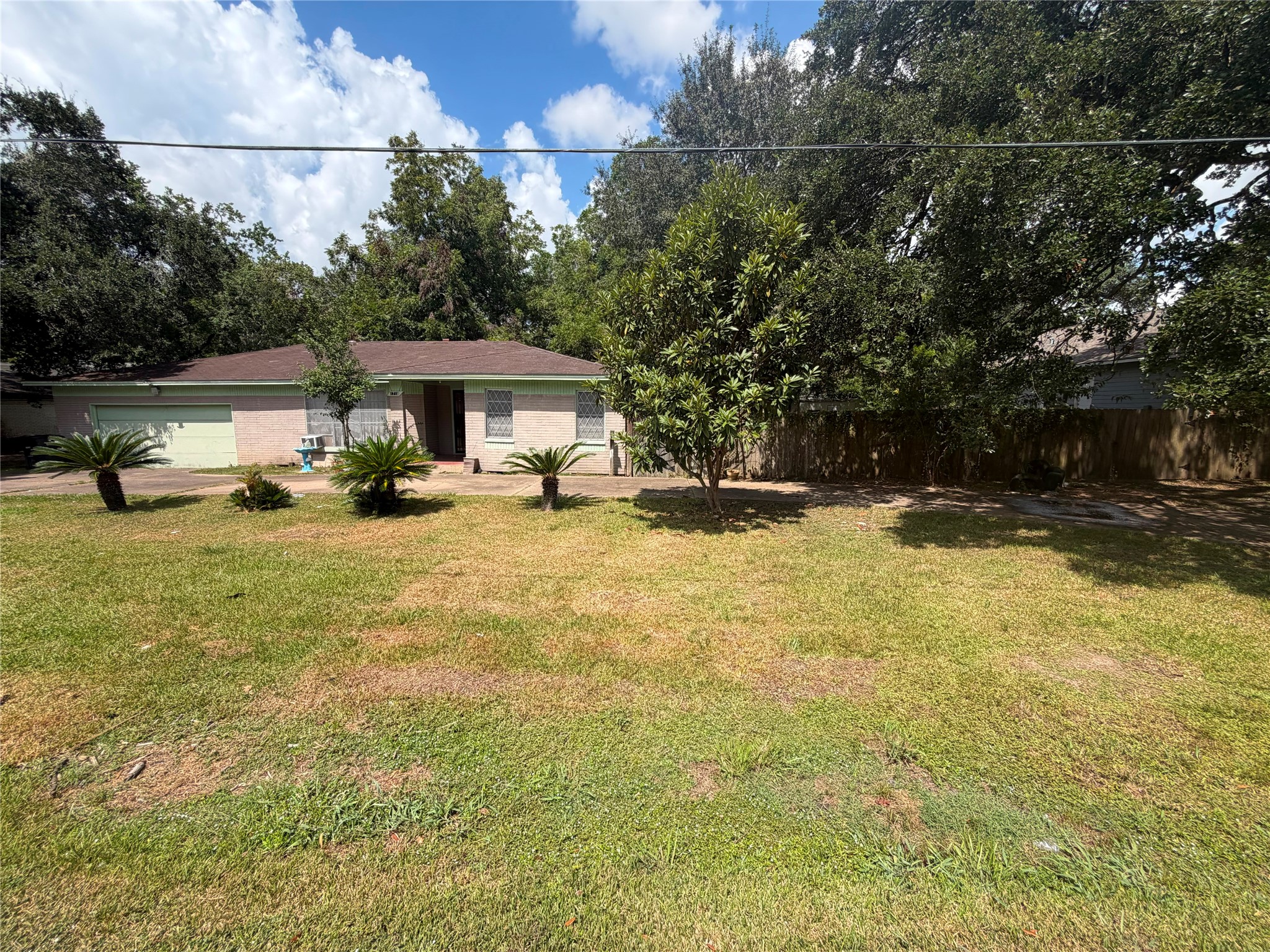 1714 W Sealy Street Property Photo 4