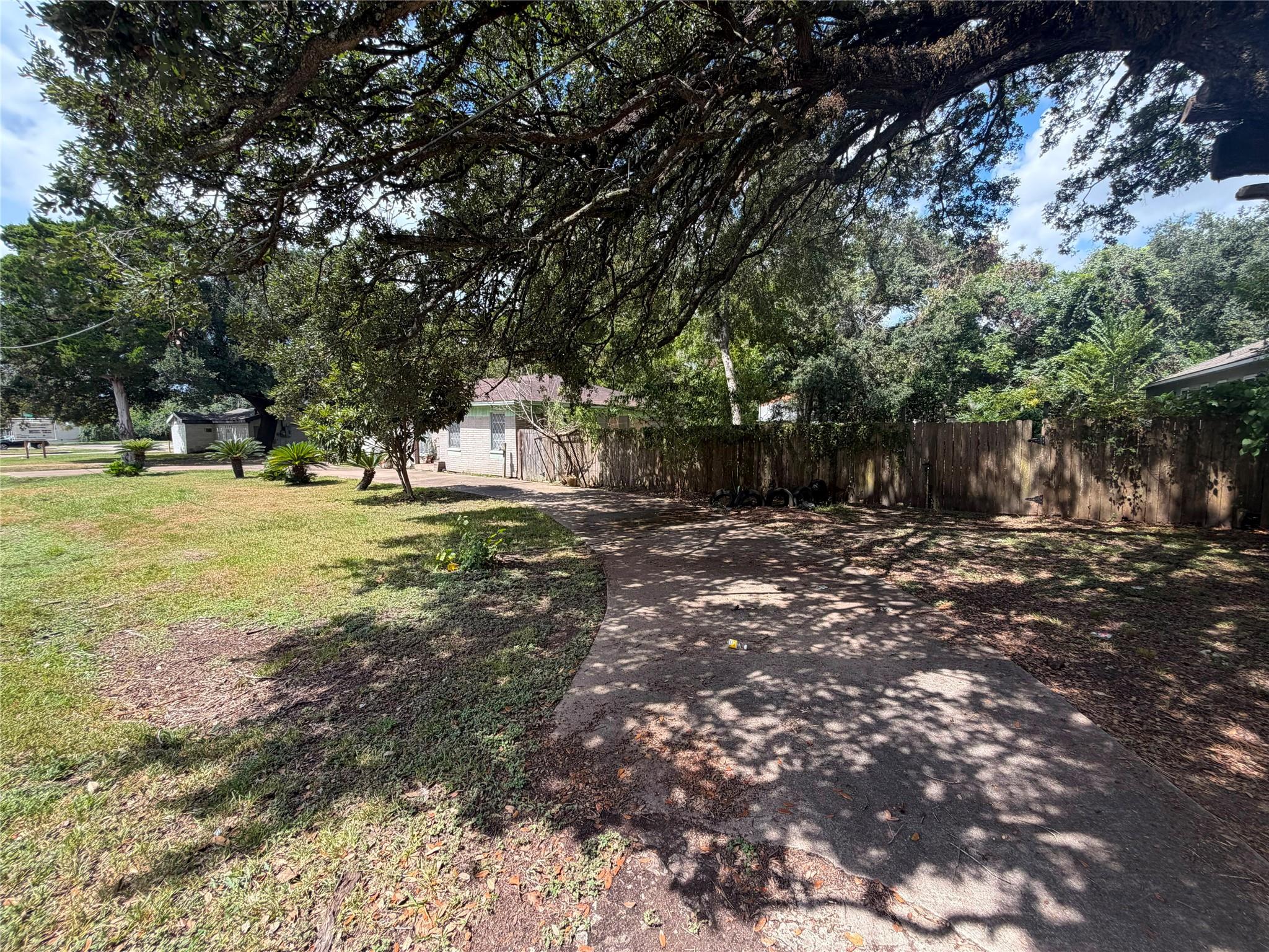 1714 W Sealy Street Property Photo 5