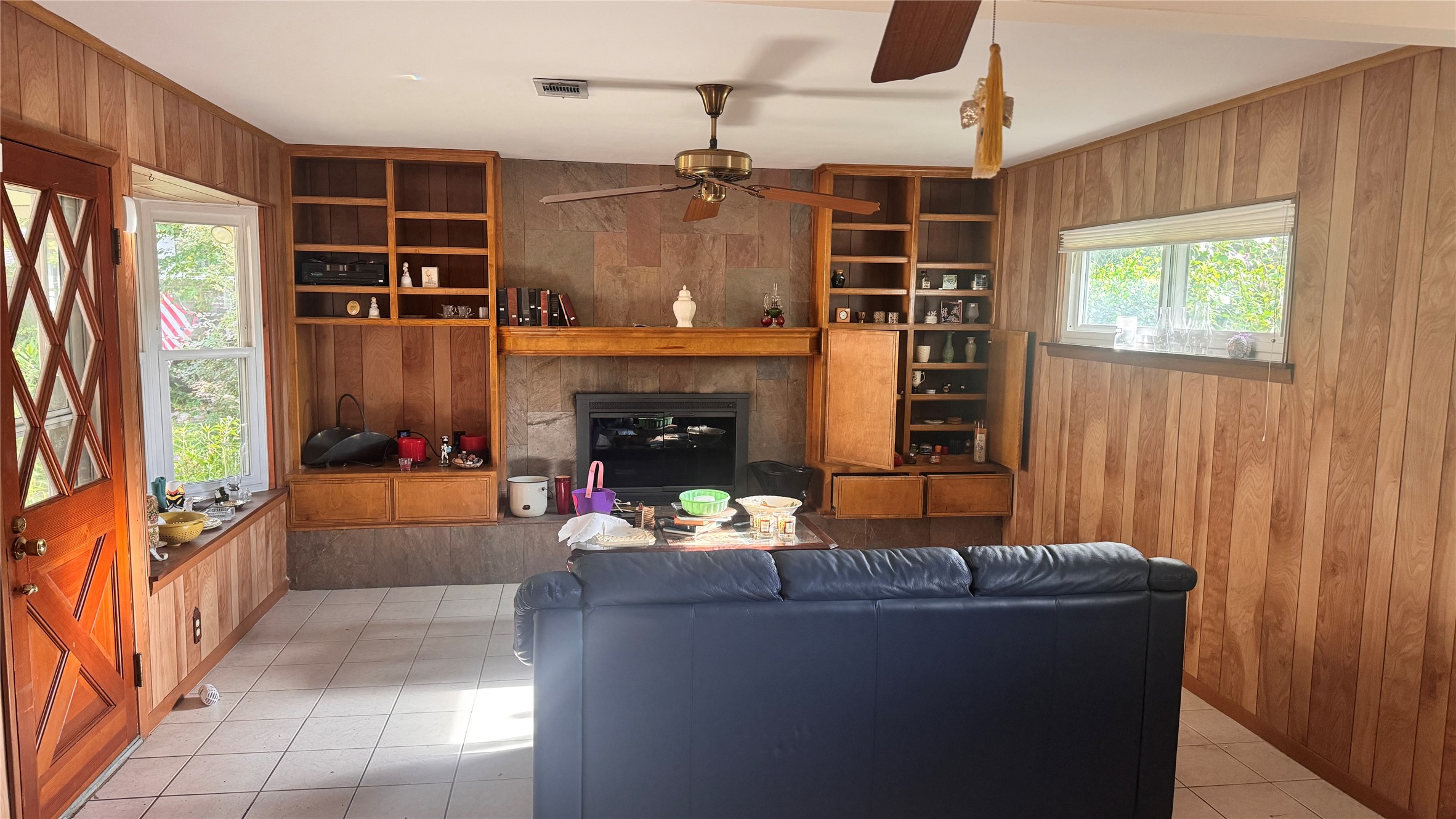 2027 Chantilly Lane Property Photo 3