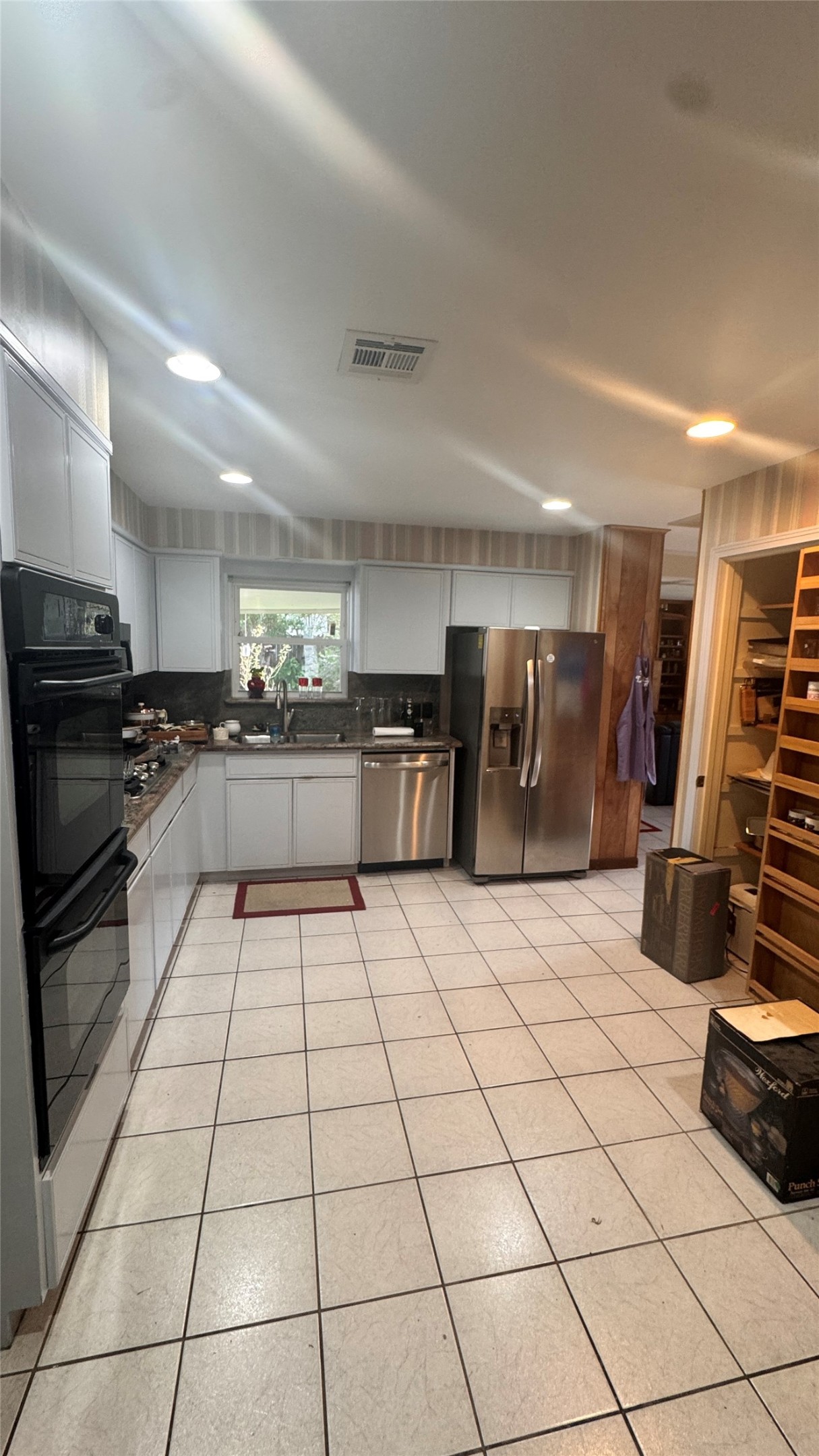 2027 Chantilly Lane Property Photo 4