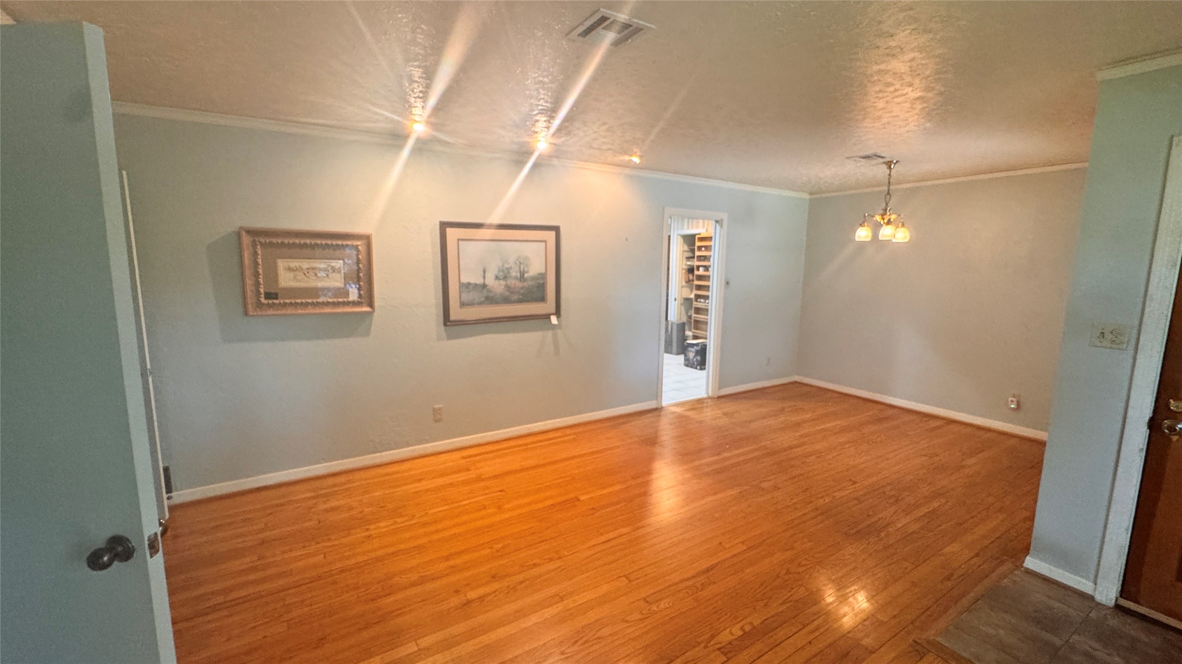 2027 Chantilly Lane Property Photo 5