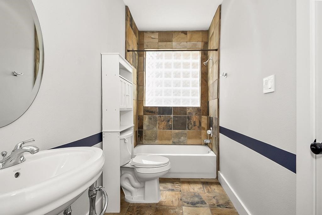 1121 W 17th Street B Property Photo 14