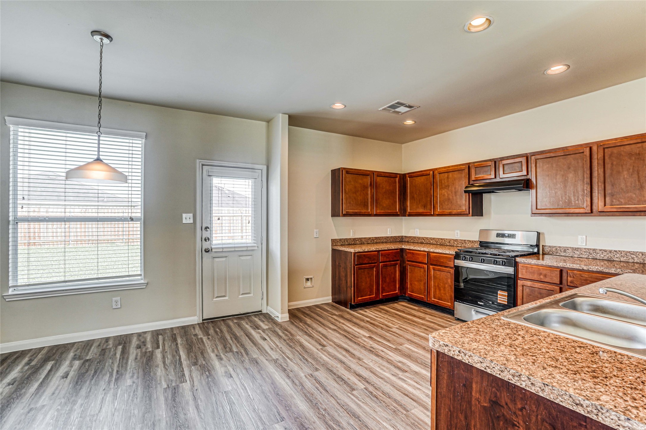 16 Leisure Shore Court Property Photo 3