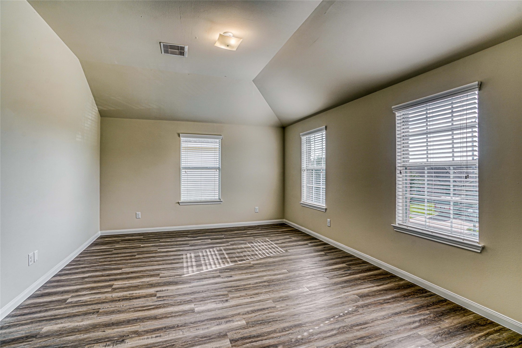 16 Leisure Shore Court Property Photo 7