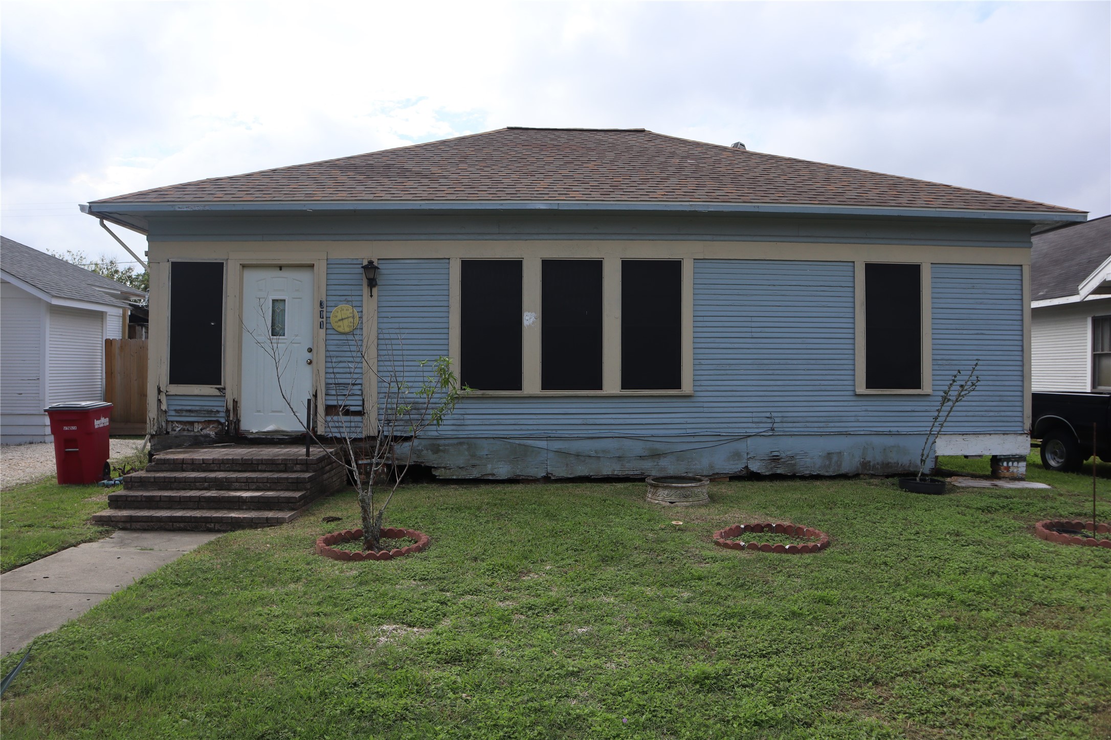 311 W 1st Street Property Photo 1