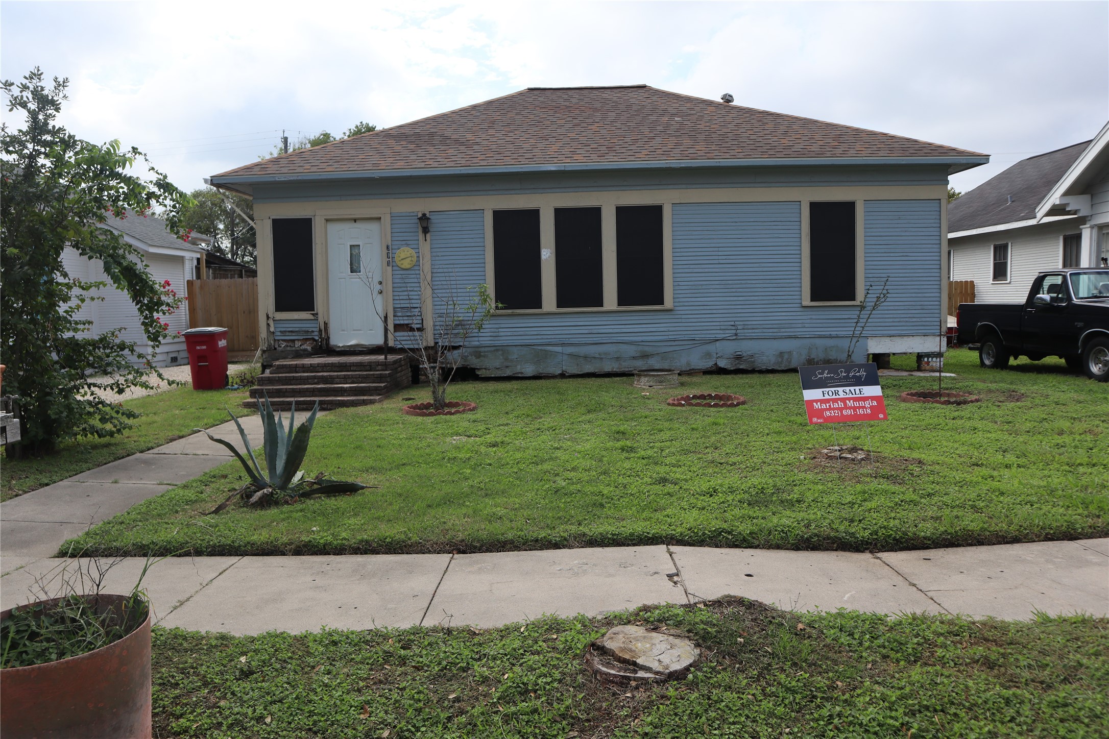 311 W 1st Street Property Photo 2