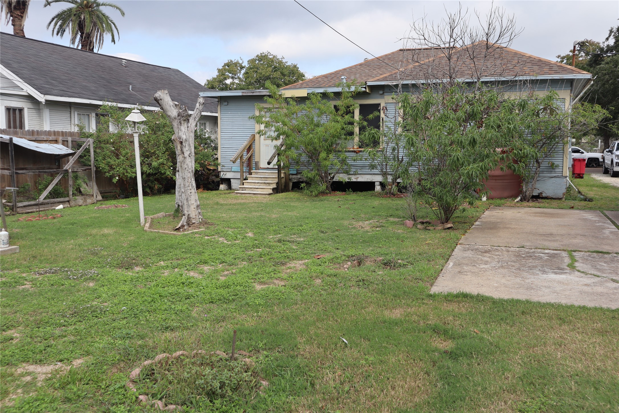 311 W 1st Street Property Photo 18