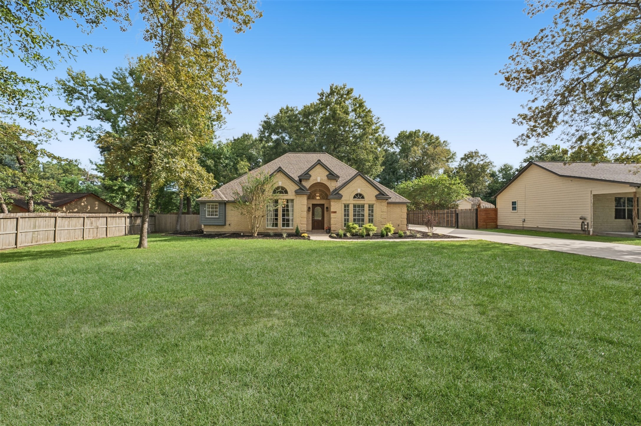 1107 Chateau Woods Parkway Drive Property Photo 2