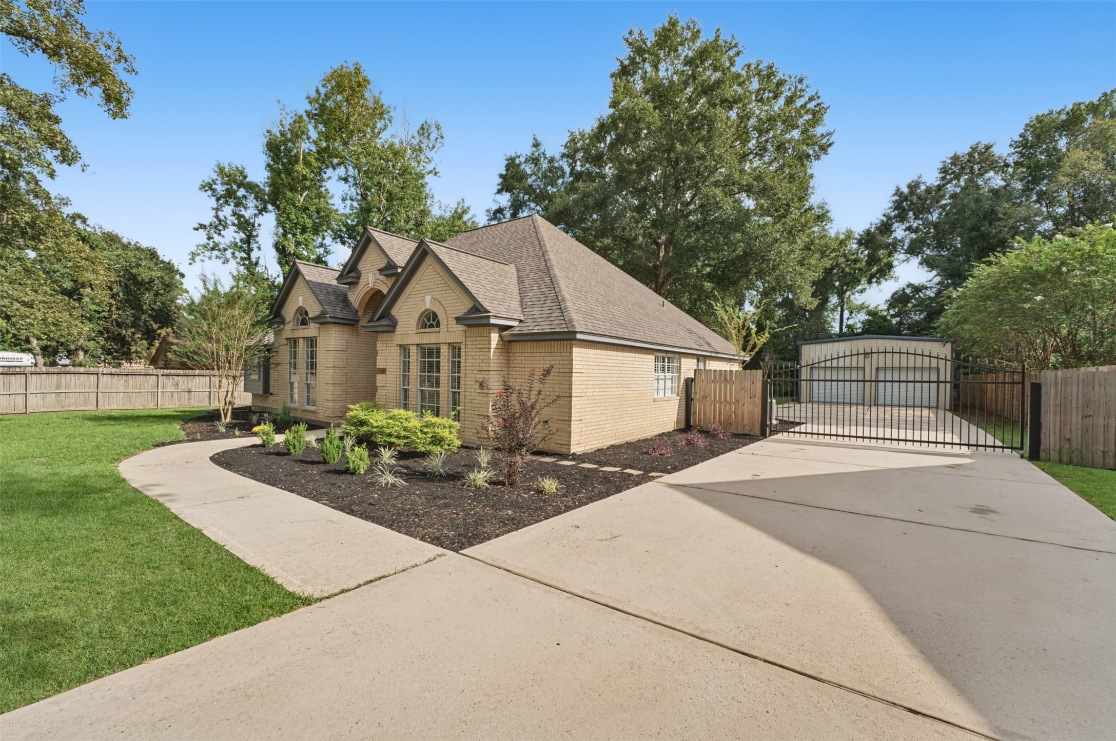 1107 Chateau Woods Parkway Drive Property Photo 3