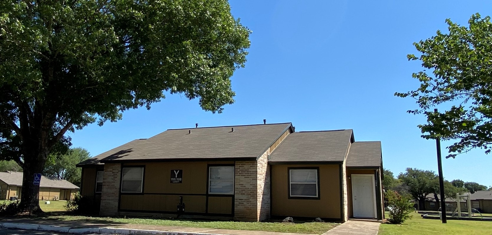 101 Glenbrook Dr E Property Photo 4
