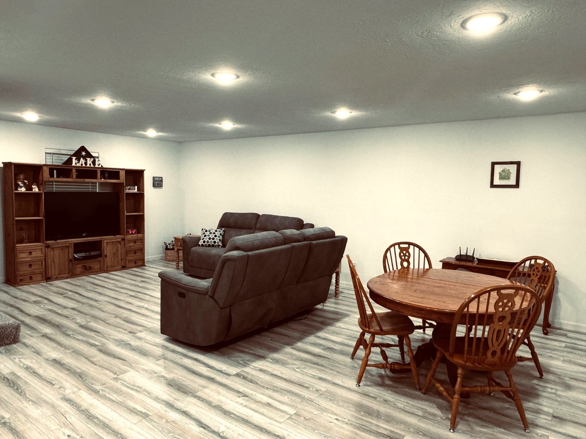 364 Charmaine Drive E Property Photo 5