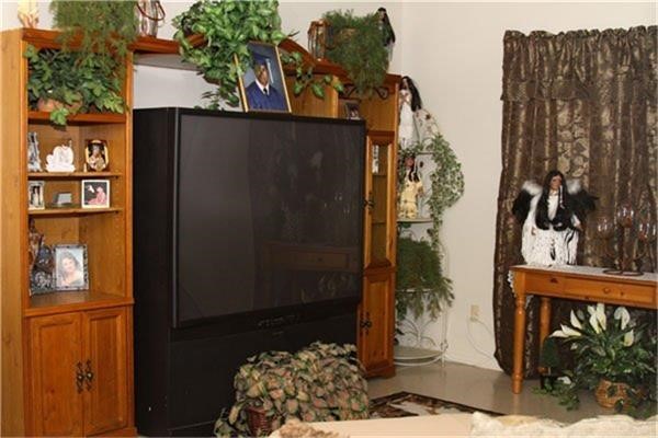 919 Sutton Drive Property Photo 2