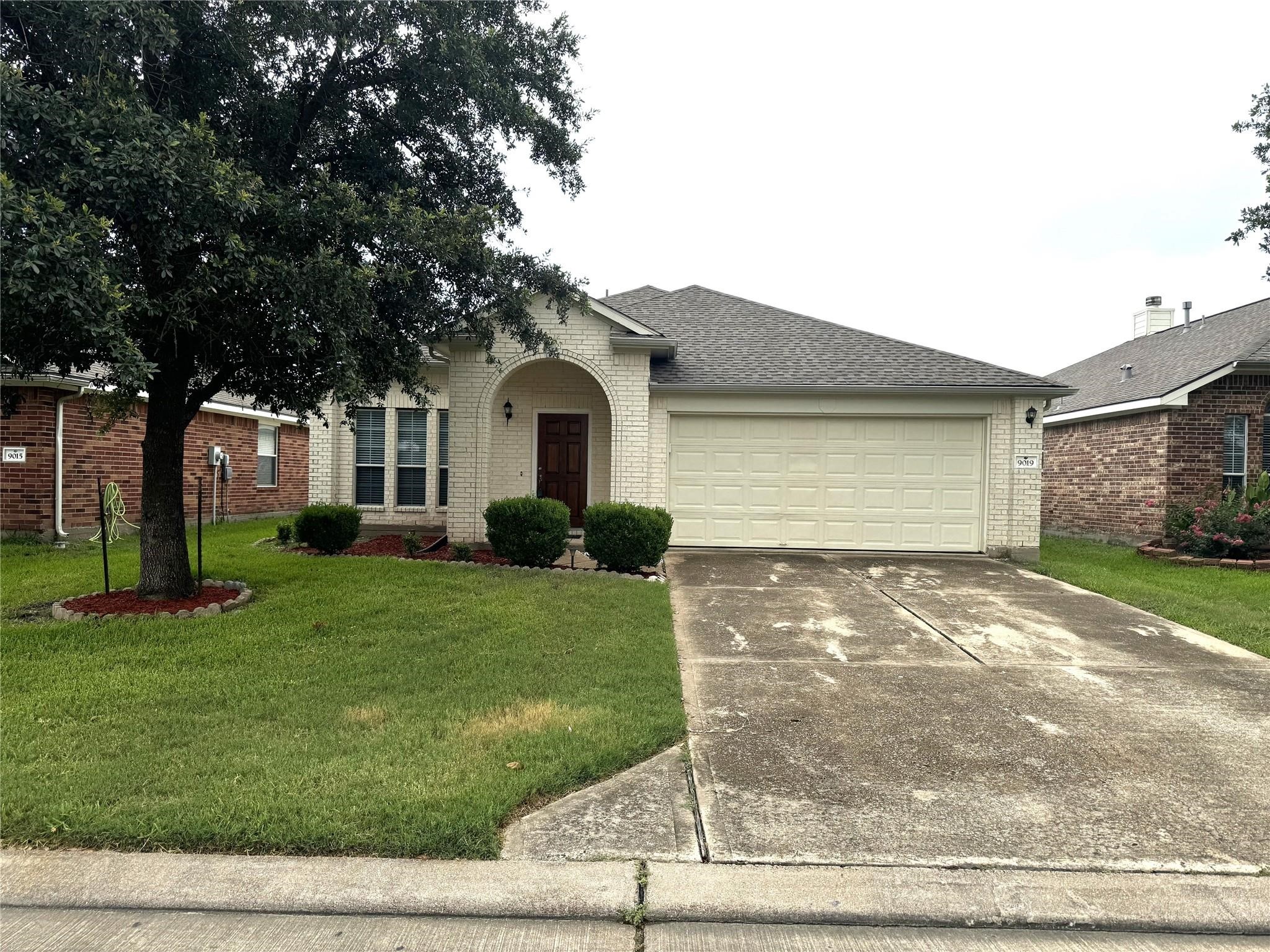 9019 N Ferndale Place Drive Property Photo 1