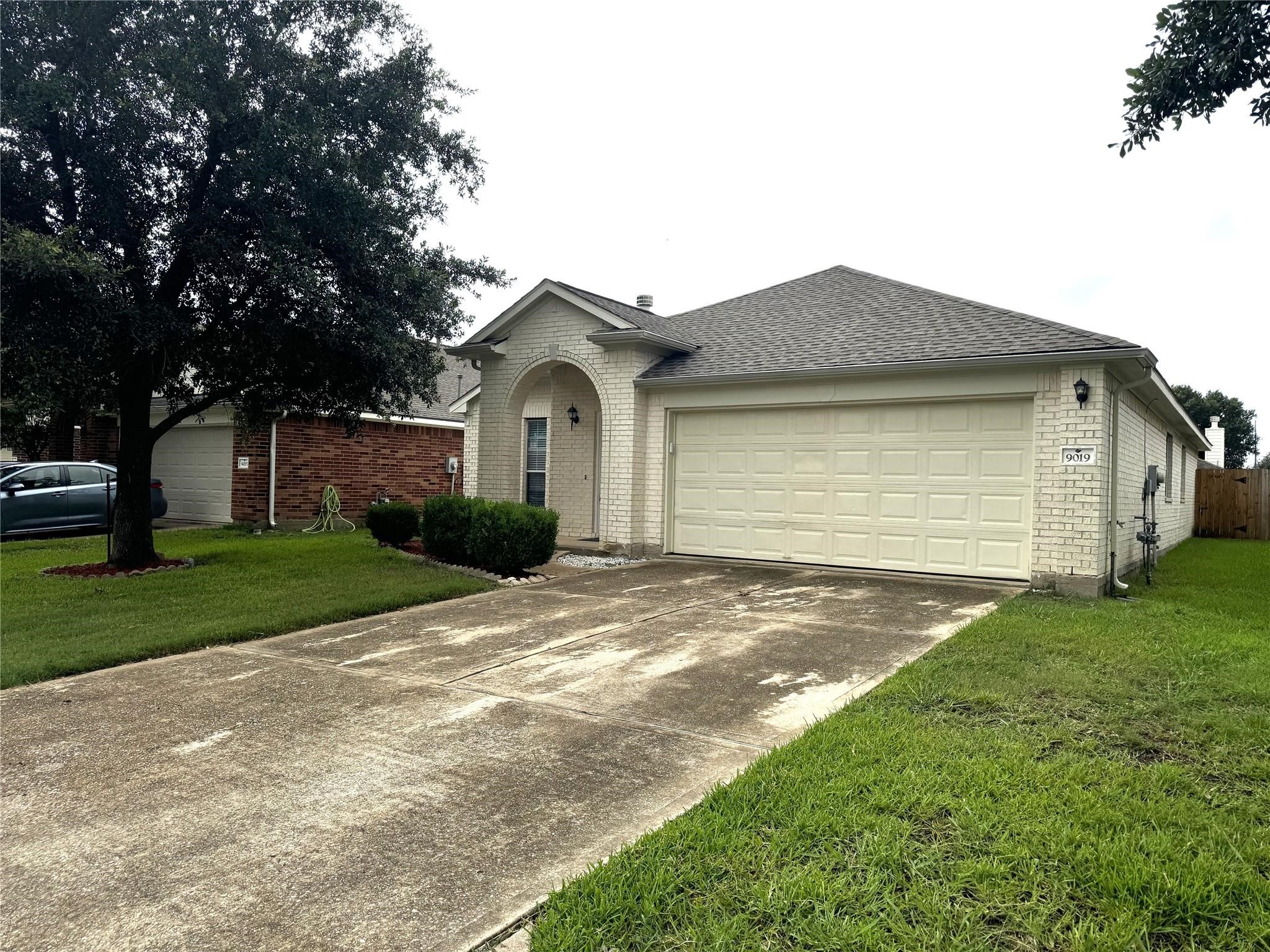 9019 N Ferndale Place Drive Property Photo 2