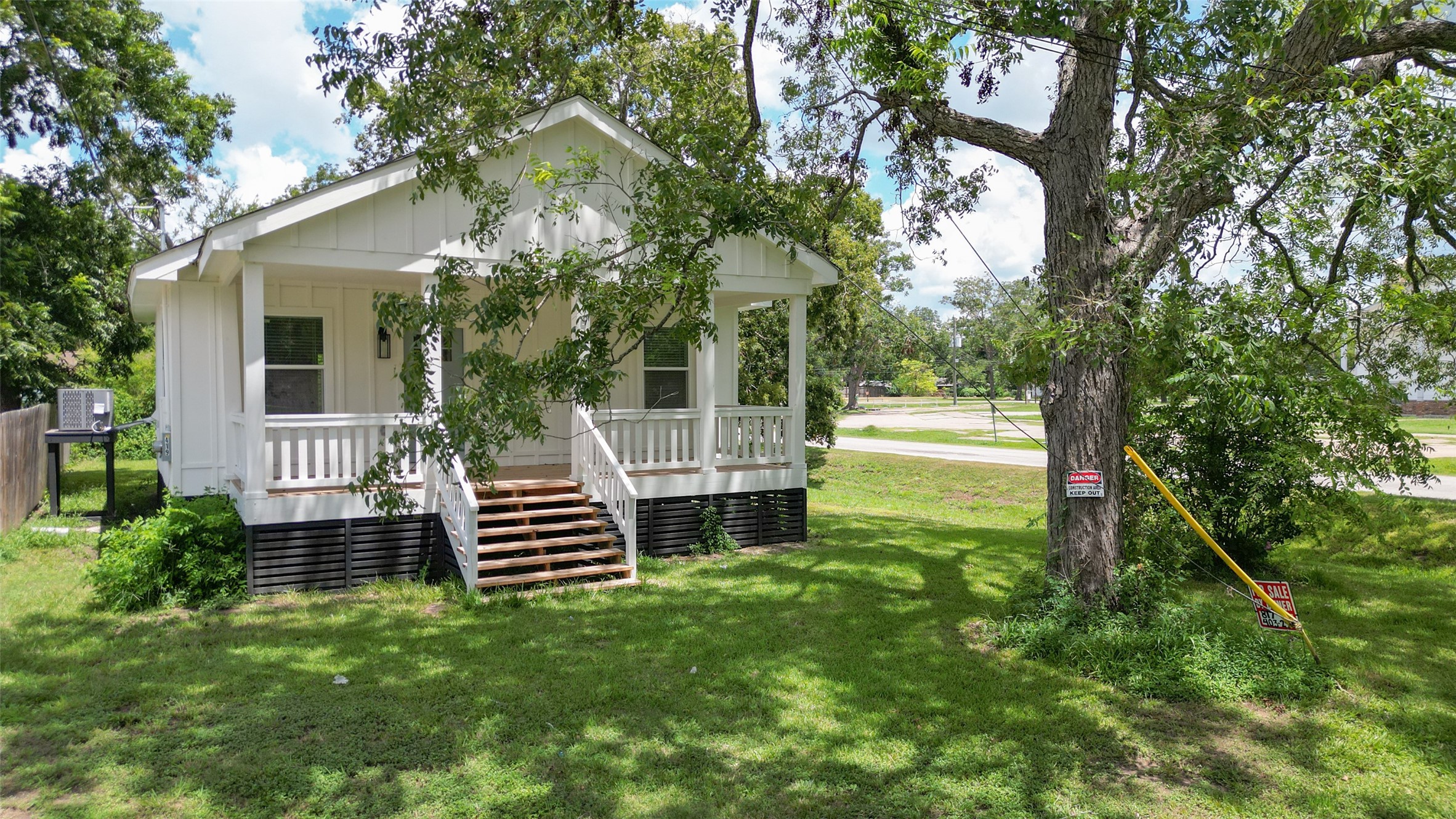 419 E Dahlgren Avenue Property Photo 1