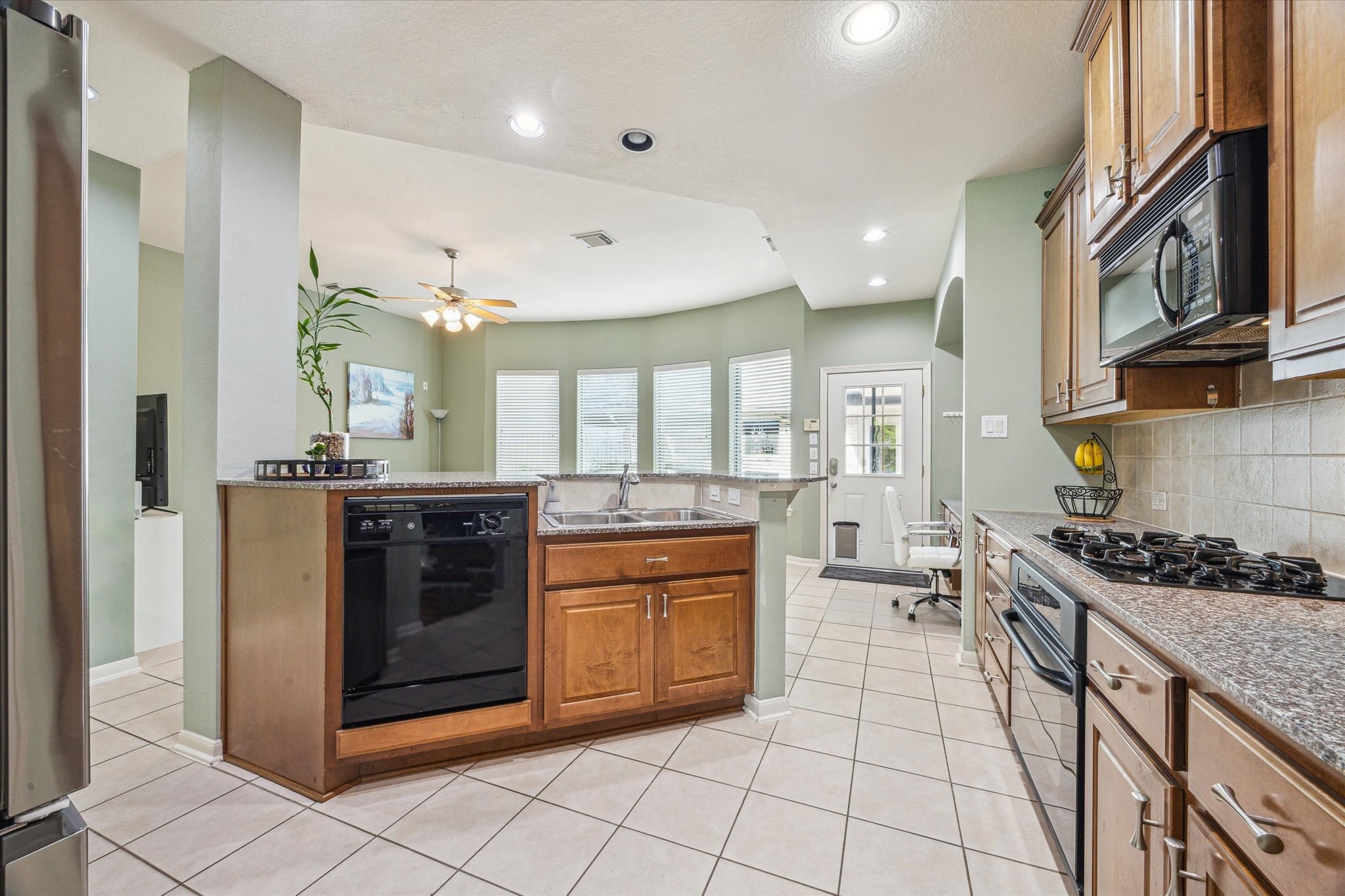 2403 Clippers Square Property Photo 11